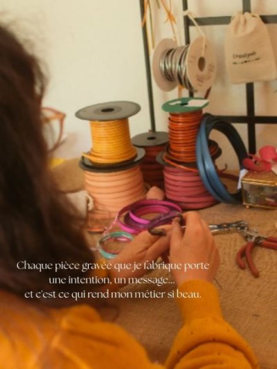 creatrice de bracelets en cuir au travail