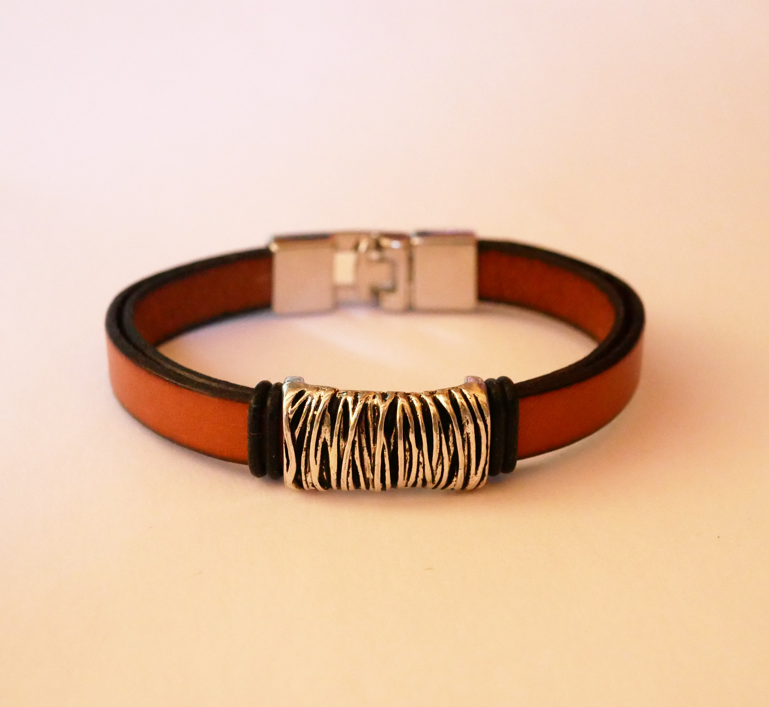 Bracelet cuir camel décor métal tressé fermoir en T