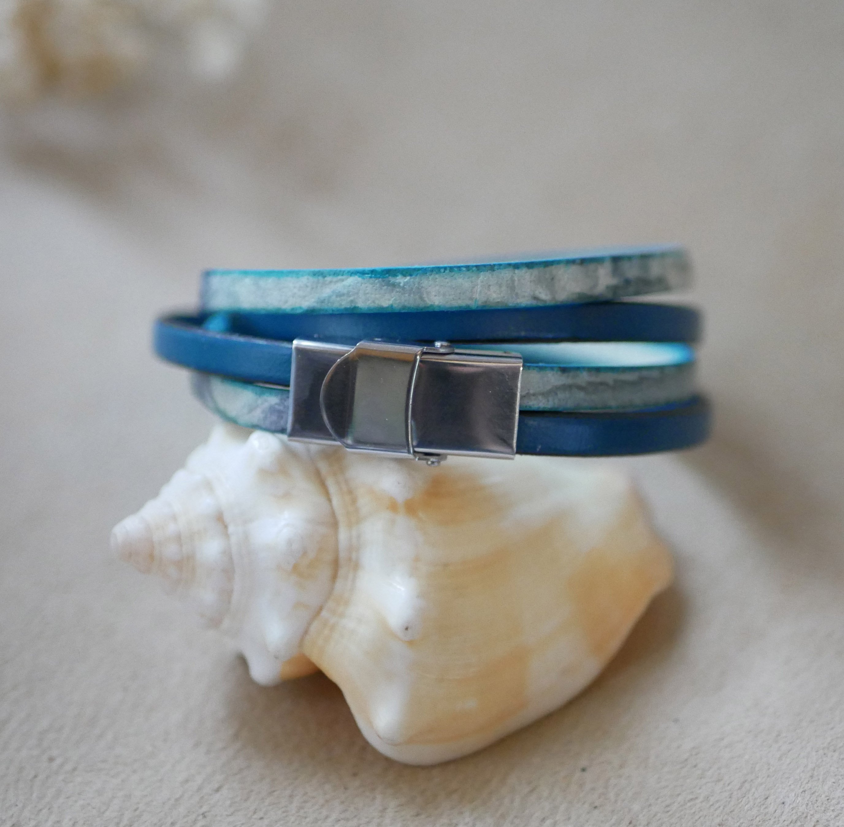 Bracelet cuir double tour avec un imprimé écailles bleu gris et un cuir couleur au choix 