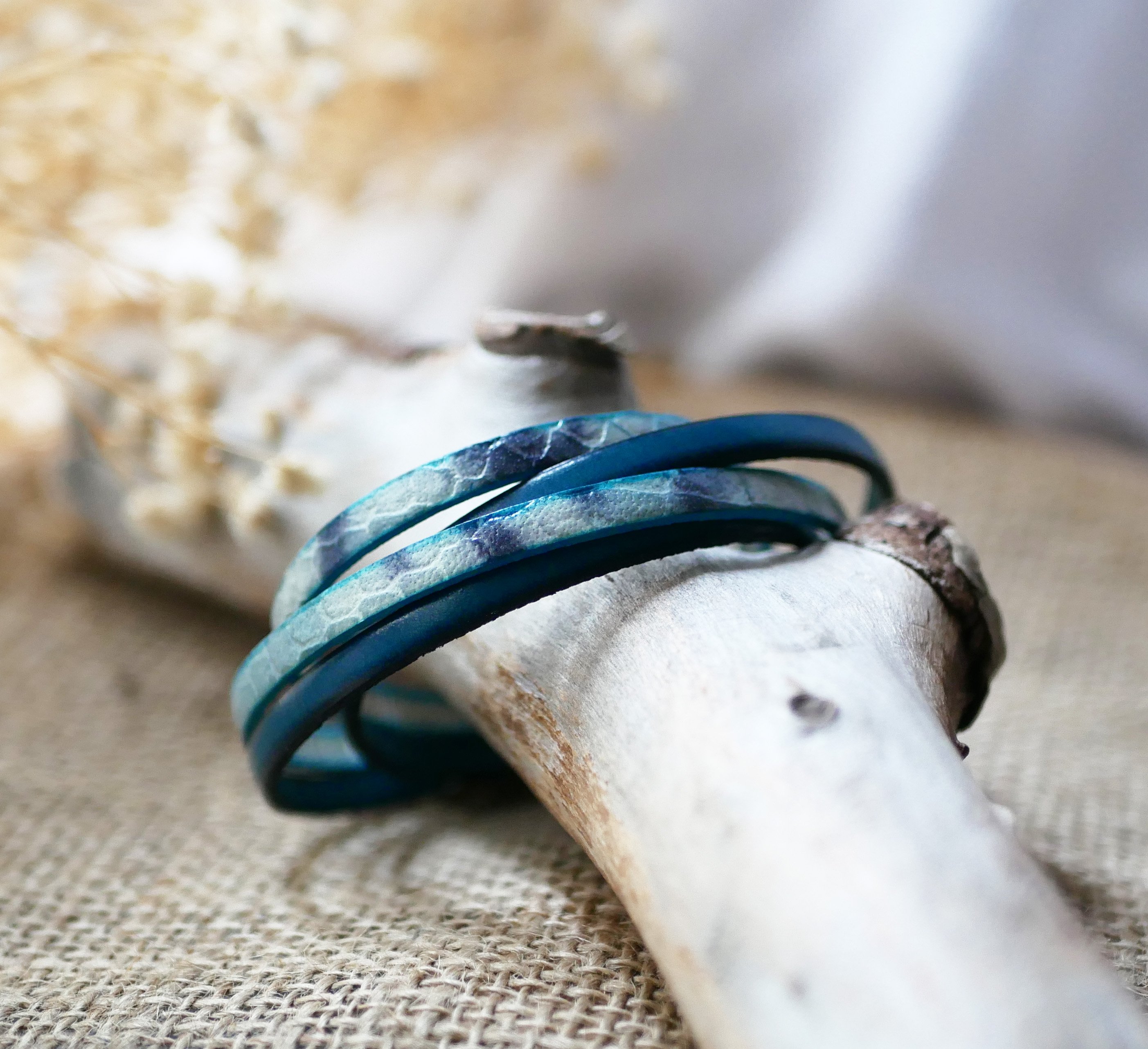 Bracelet cuir double tour avec un imprimé écailles bleu gris et un cuir couleur au choix 
