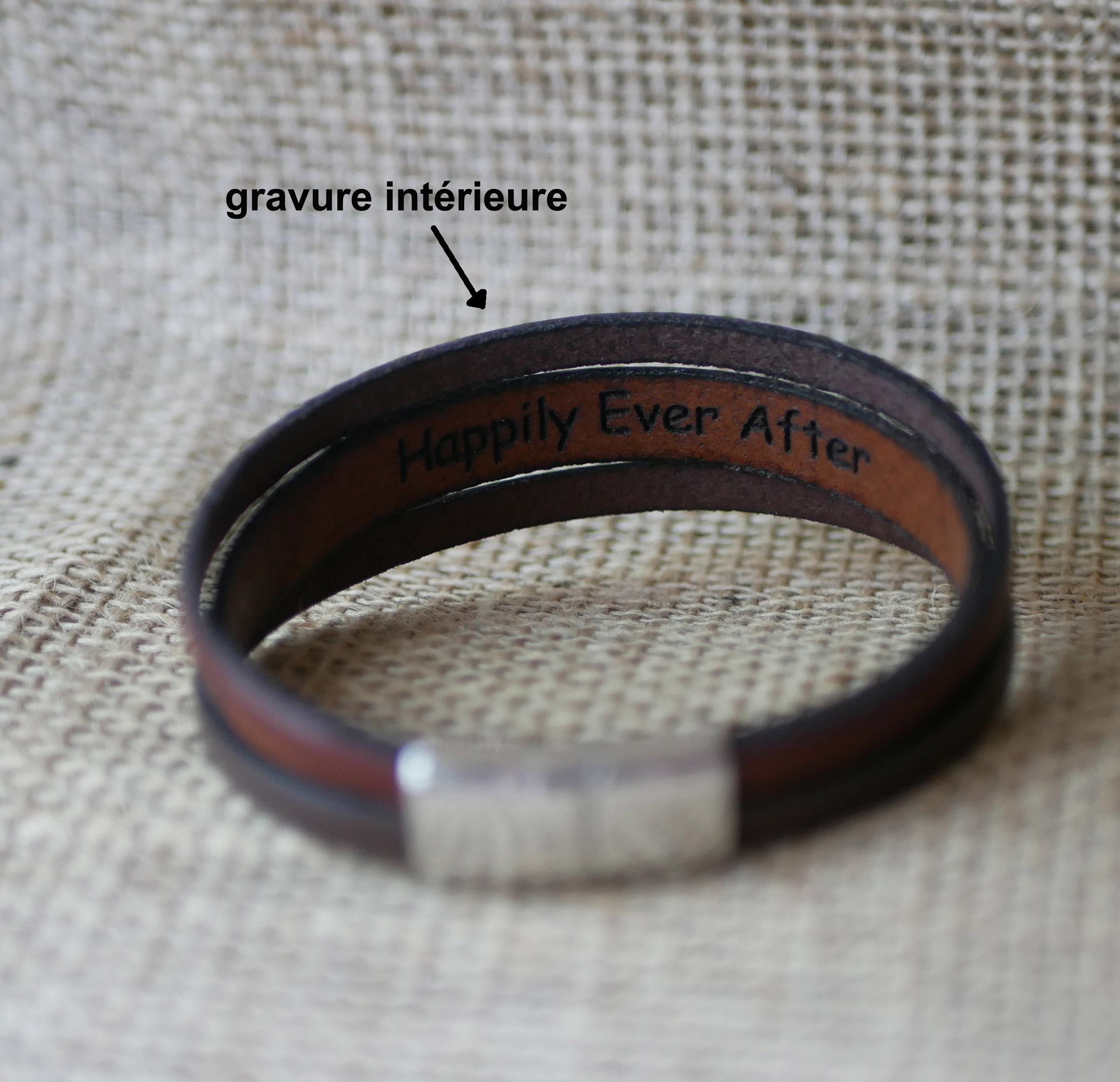 Bracelet manchette aux cuirs croisés bicolore avec message gravé pour homme