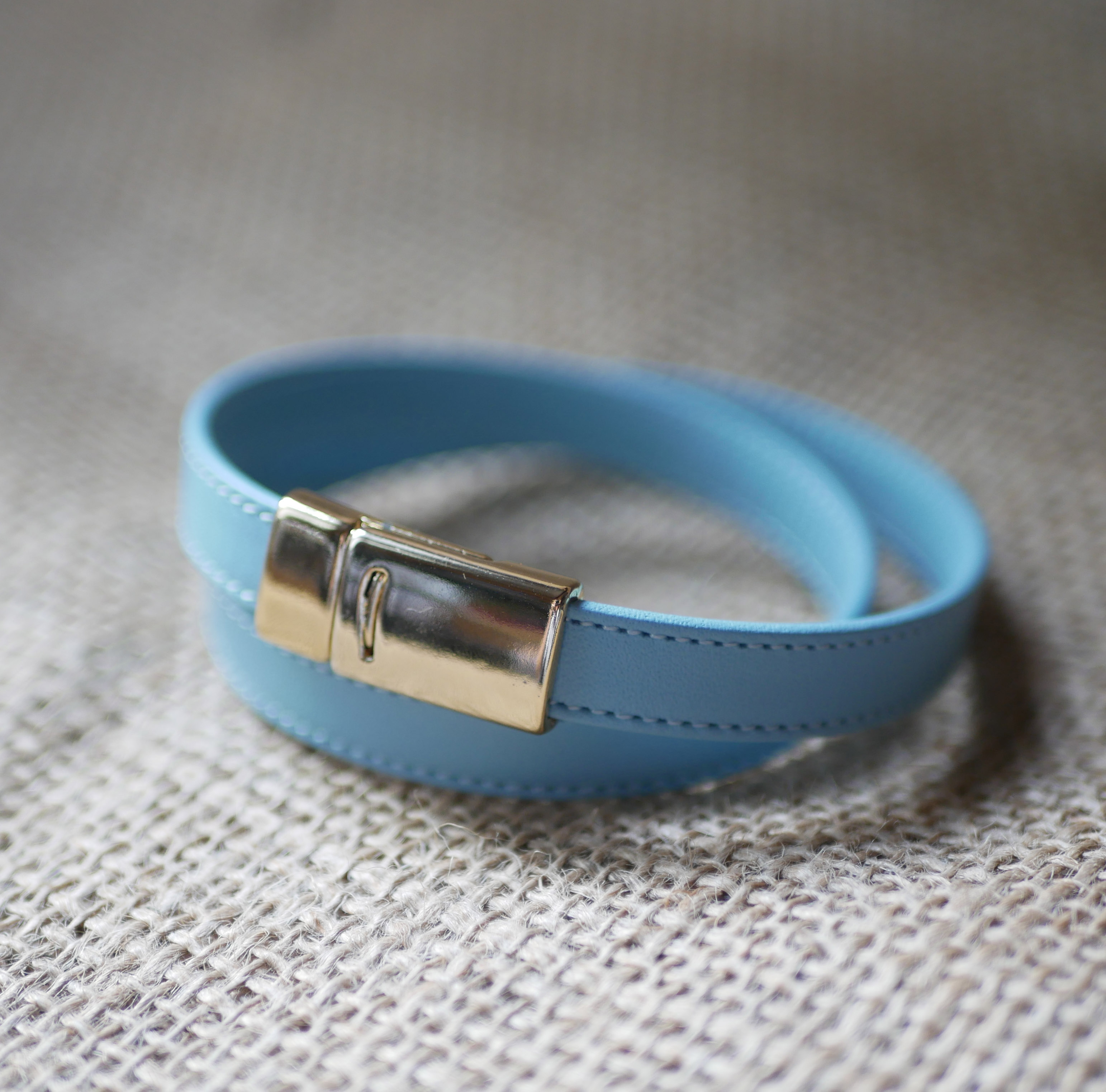 Bracelet double tour cuir à surpiqûres bleu ciel ou beige au fermoir magnétique 