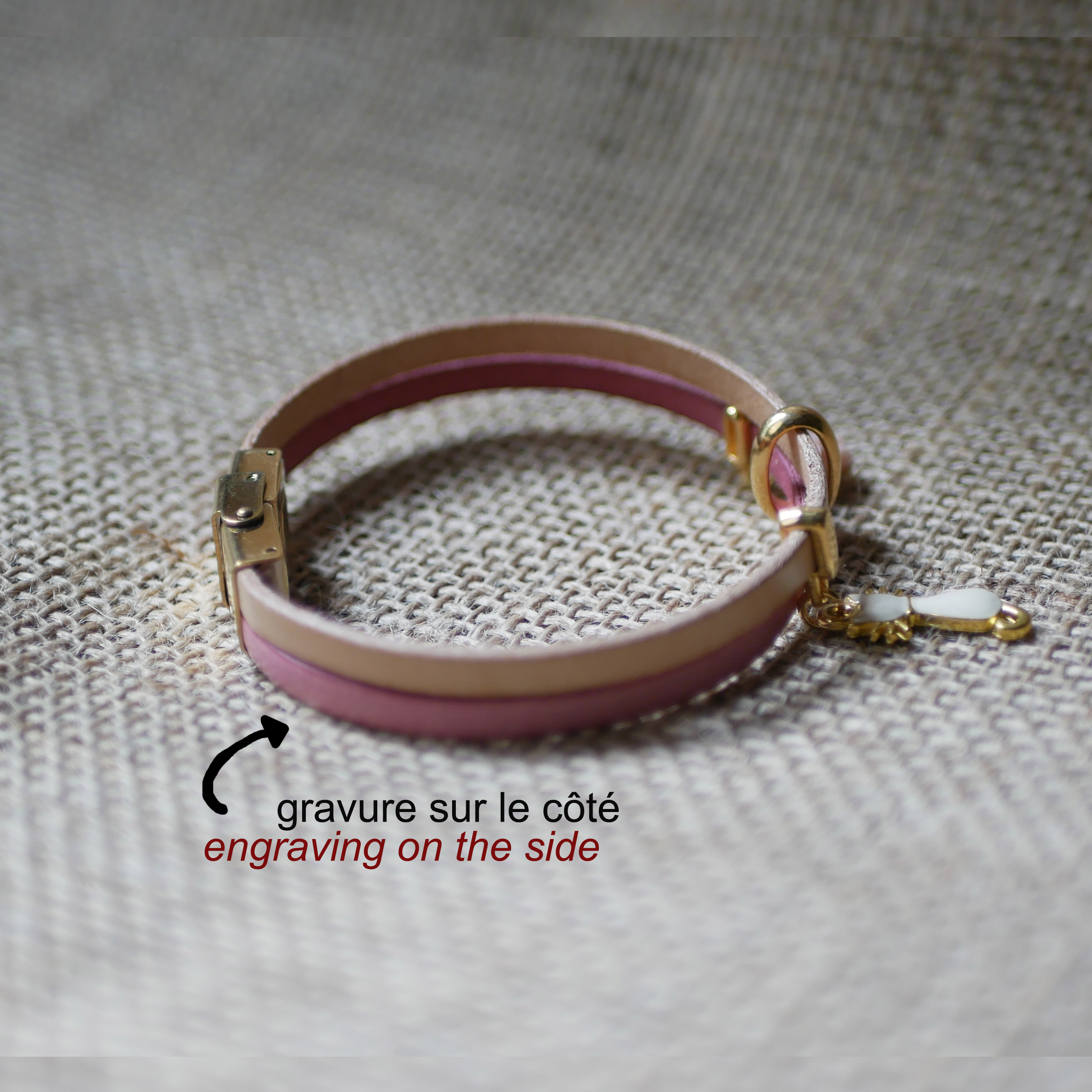 Bracelet duo cuir aux breloques dorées sequins et oiseau