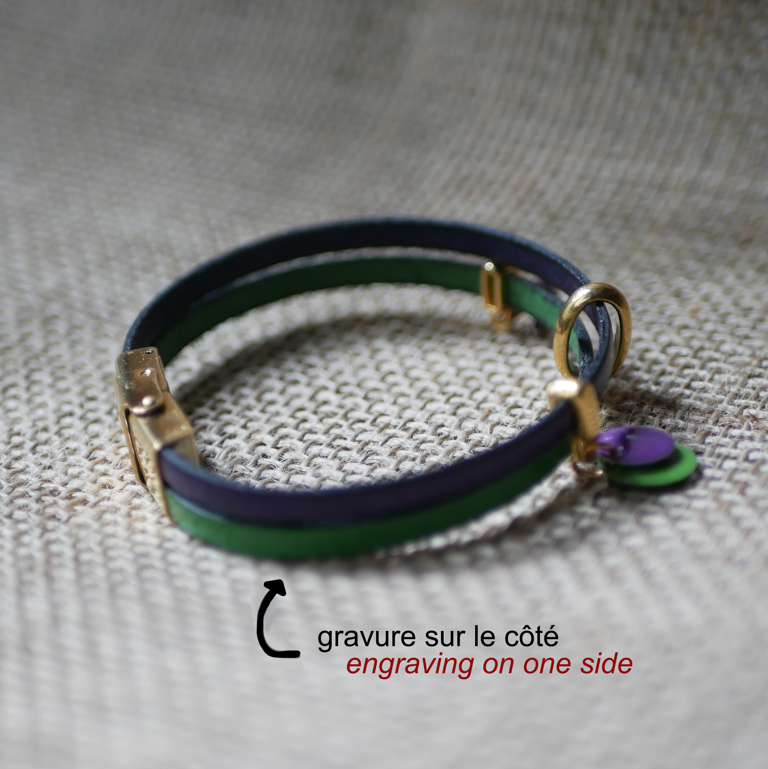 Bracelet duo cuir aux breloques dorées et sequins violet vert 