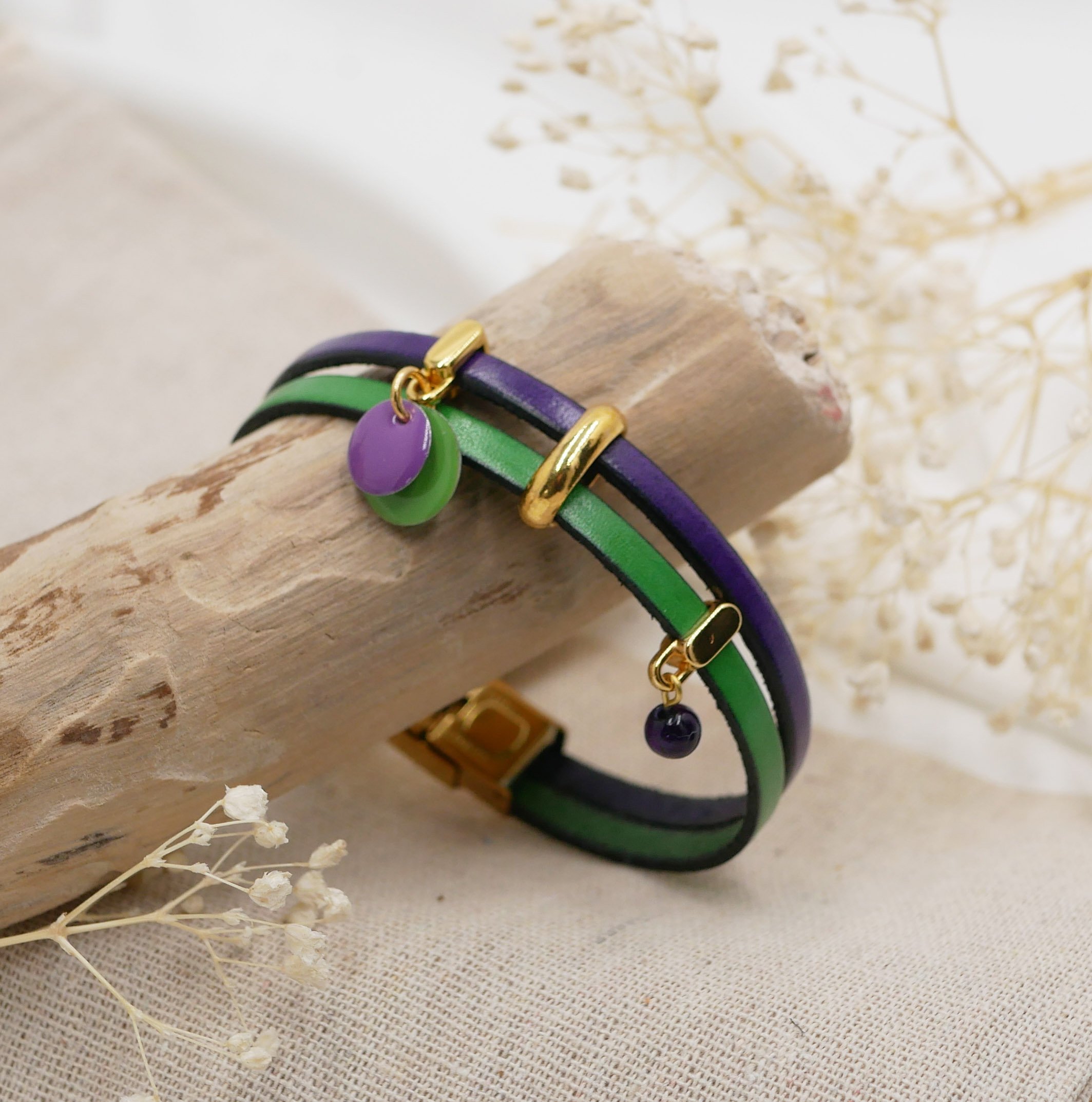 Bracelet duo cuir aux breloques dorées et sequins violet vert 