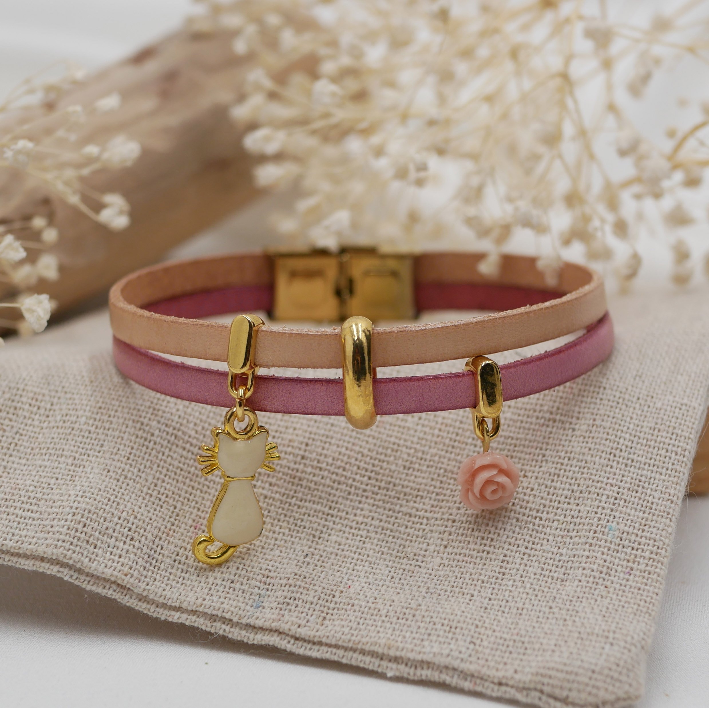 Bracelet duo cuir aux breloques dorées chat et rose 