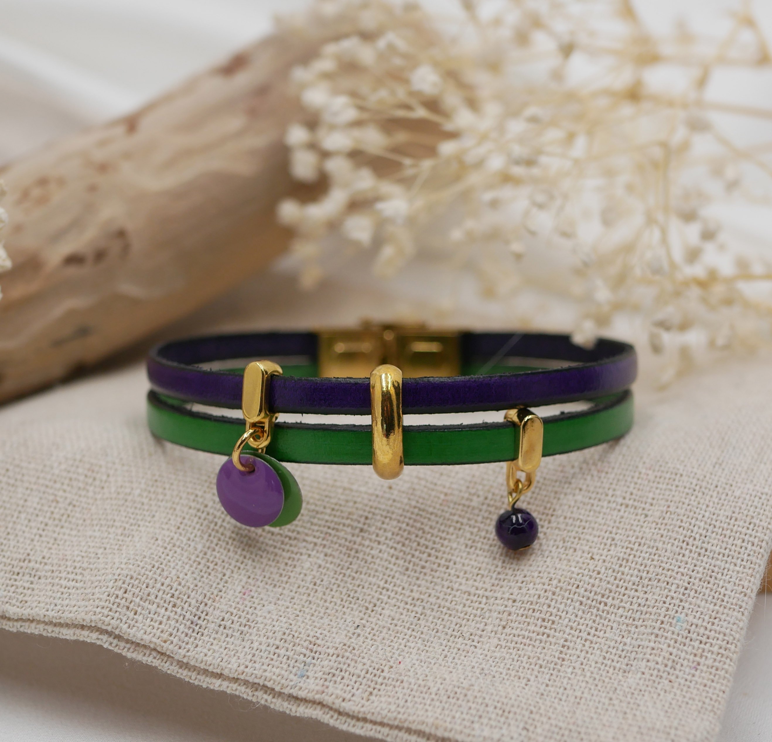 Bracelet duo cuir aux breloques dorées et sequins violet vert 