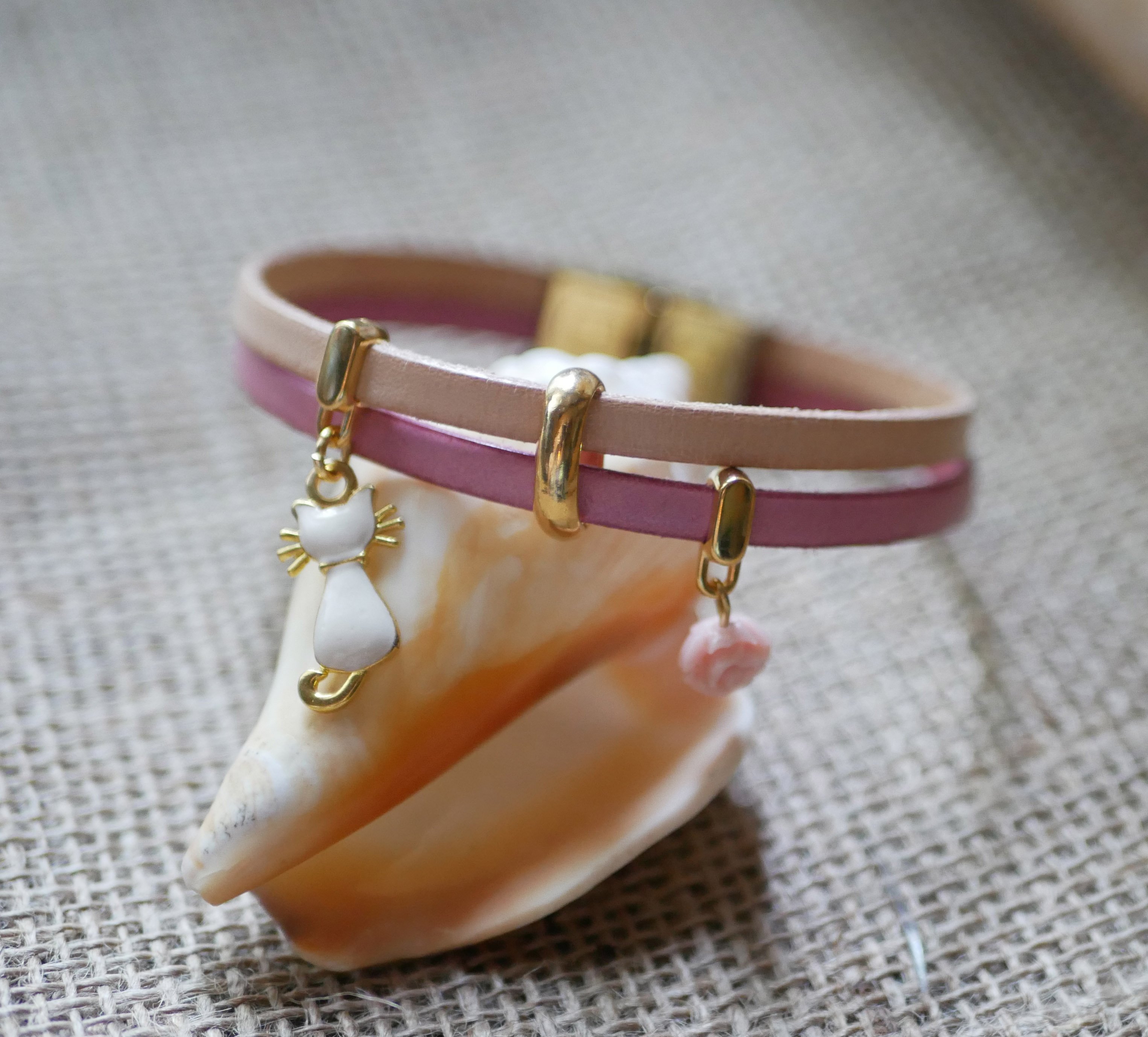 Bracelet duo cuir aux breloques dorées chat et rose 