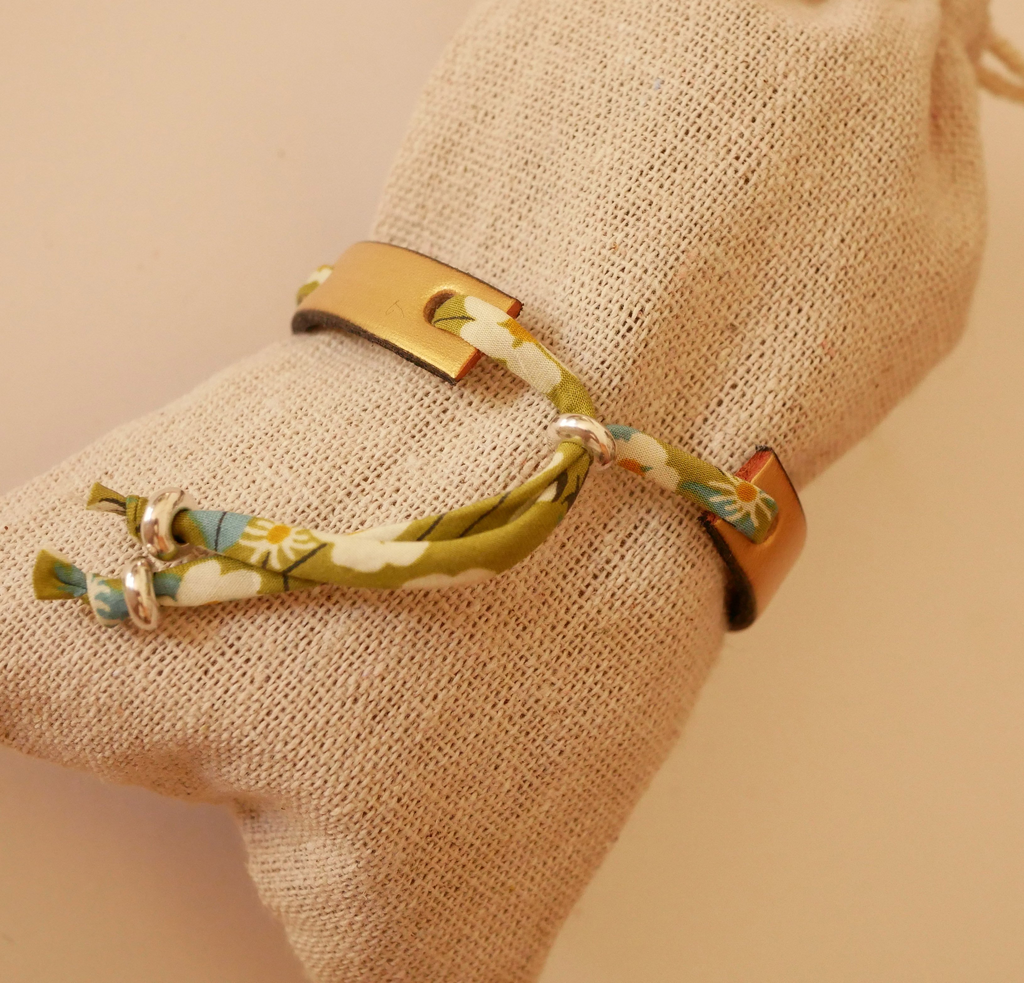 Bracelet Florâme gravé ImParfaite au ruban liberty vert clair sur cuir doré 