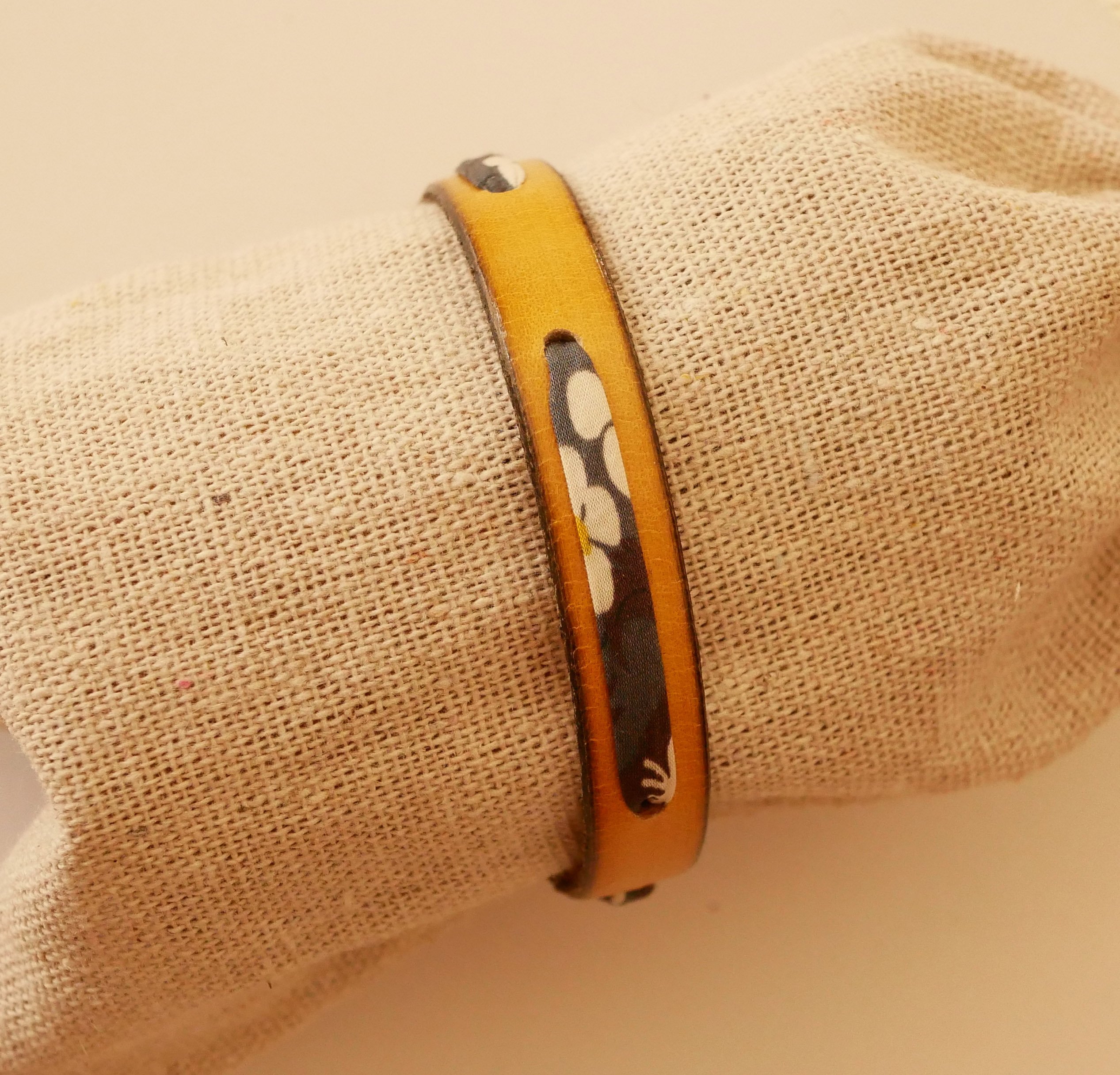 Bracelet Florâme au ruban liberty Misti gris sur cuir moutarde