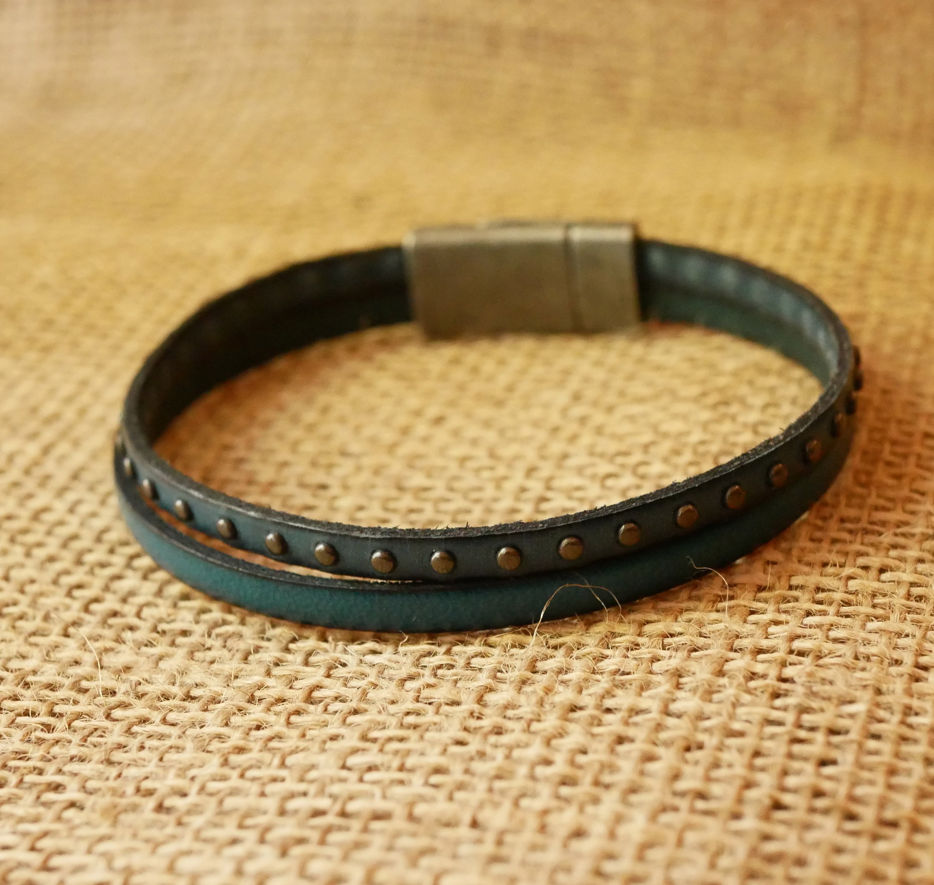 Bracelet homme en duo de cuir bleu à clous