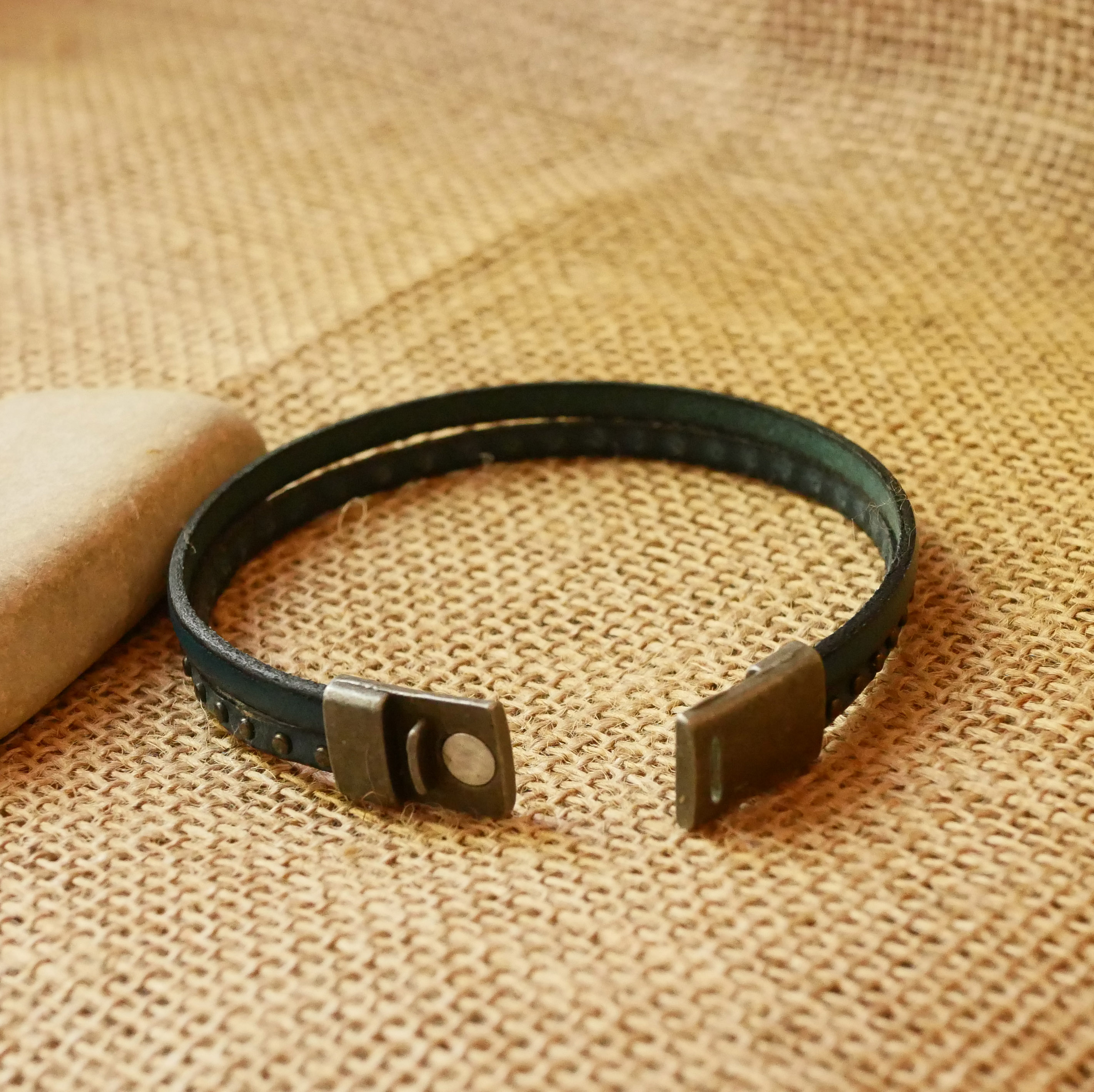 Bracelet homme en duo de cuir bleu à clous