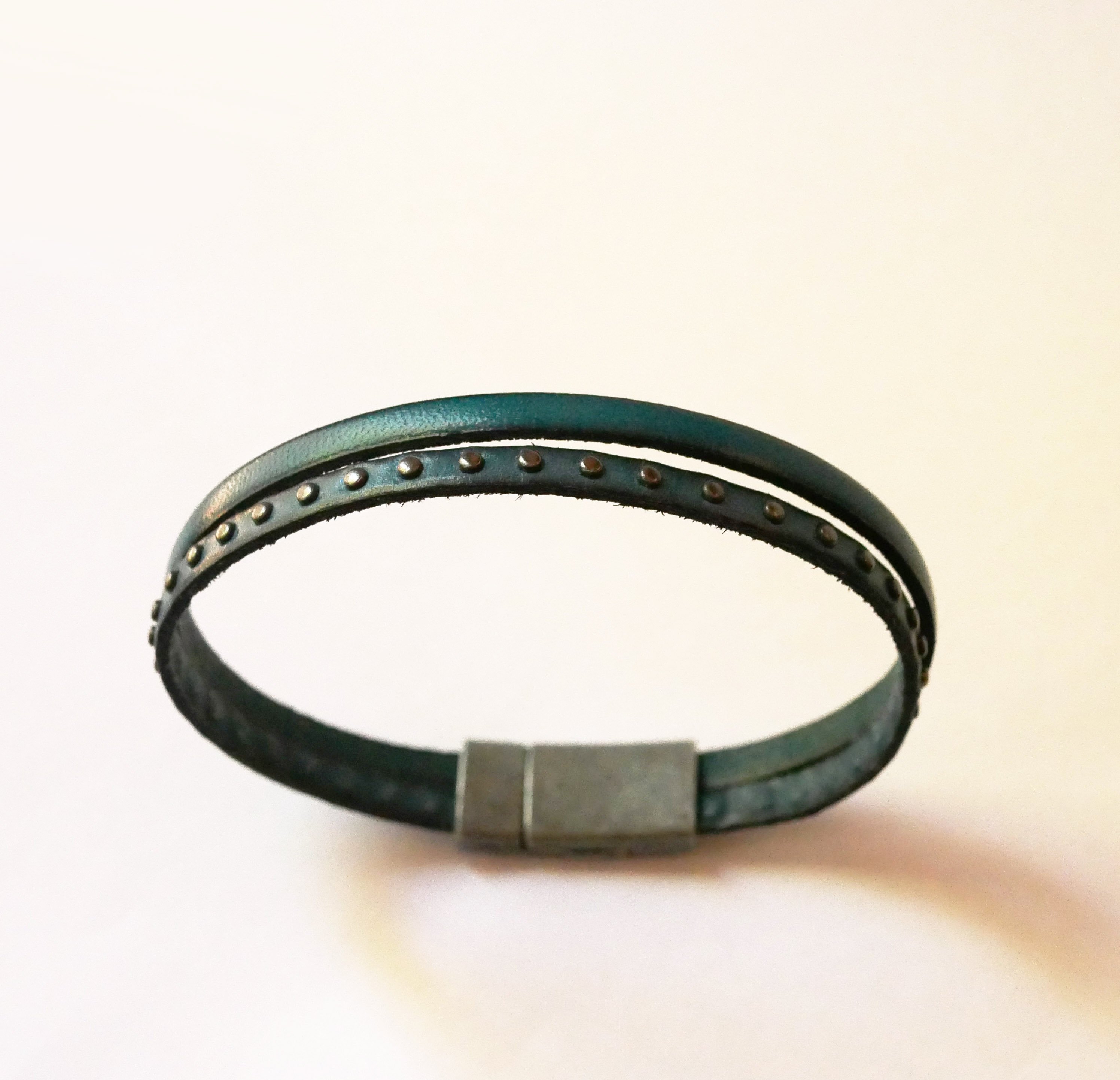 Bracelet homme en duo de cuir bleu à clous