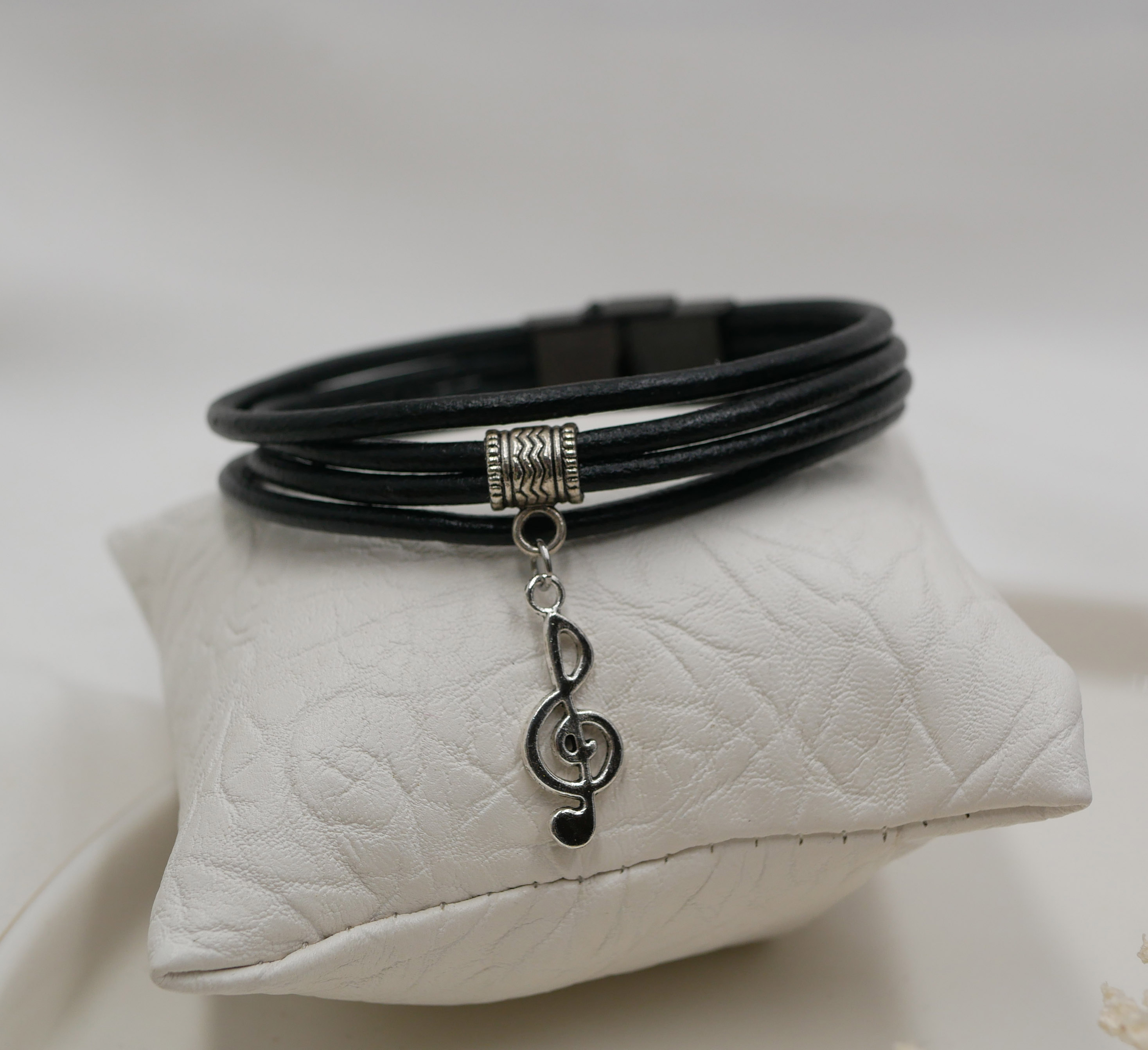 Bracelet manchette cuir noir au pendentif charme argenté au choix