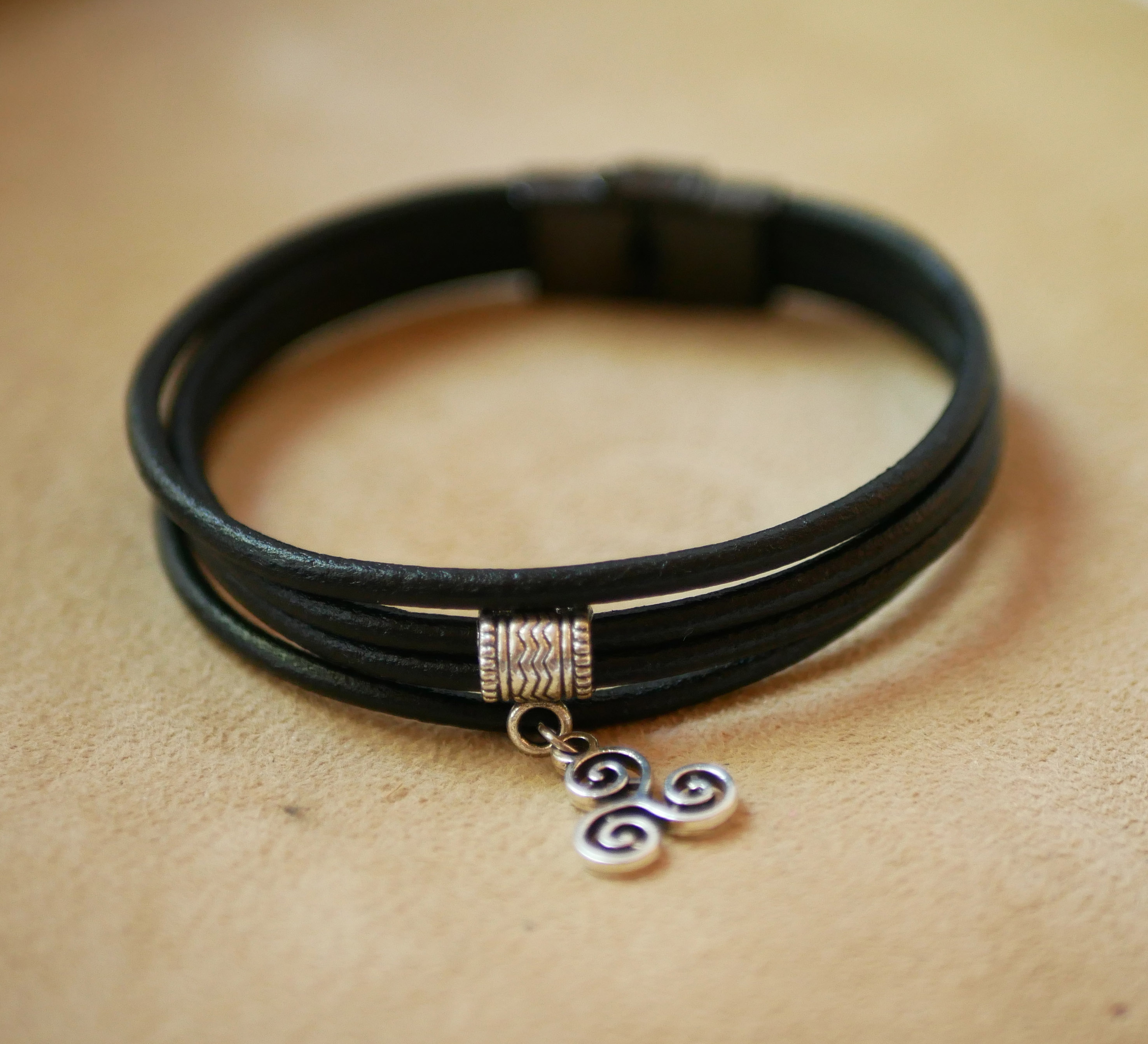 Bracelet manchette cuir noir au pendentif charme argenté au choix