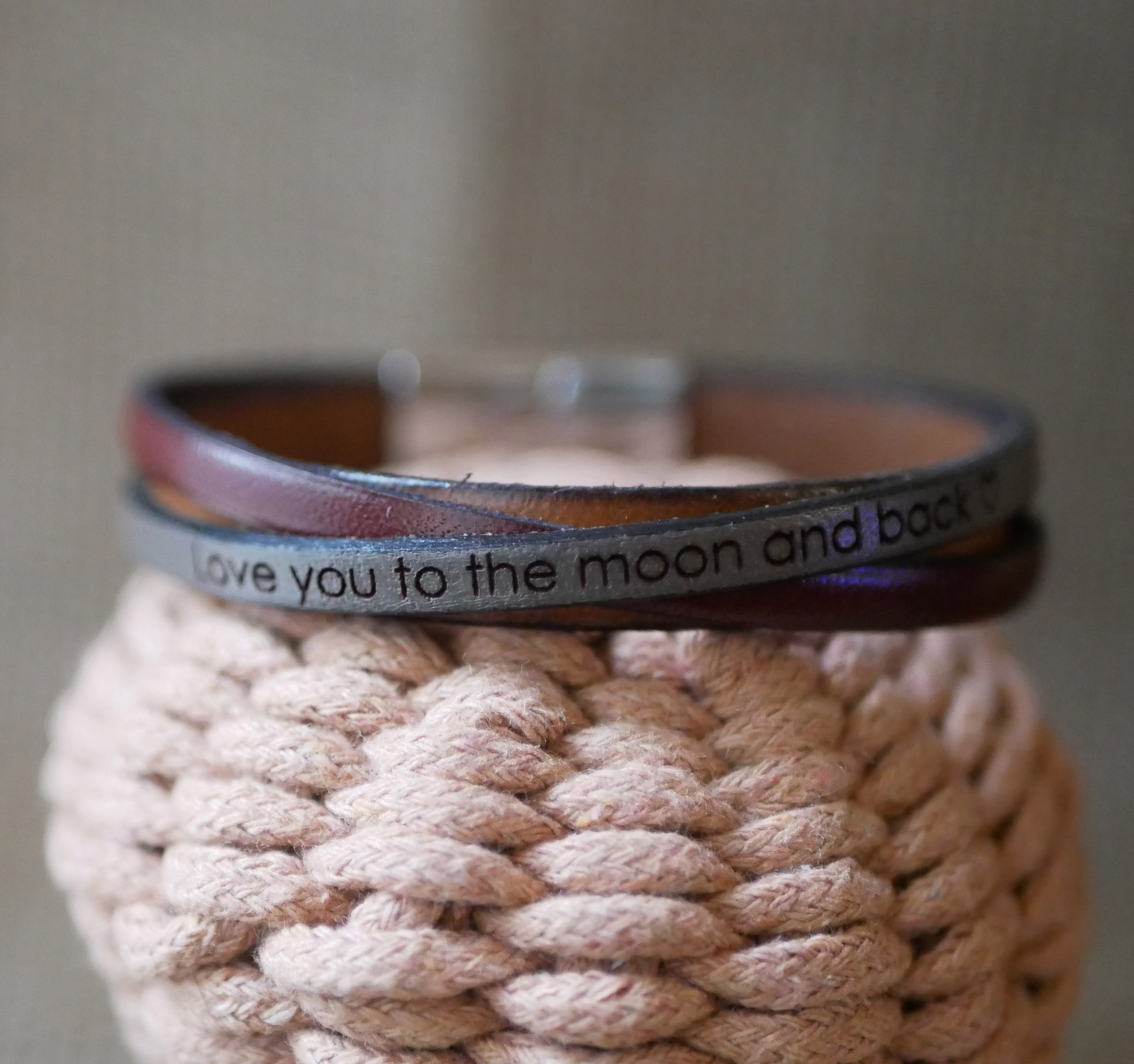 Bracelet manchette aux cuirs croisés bicolore avec message gravé pour homme