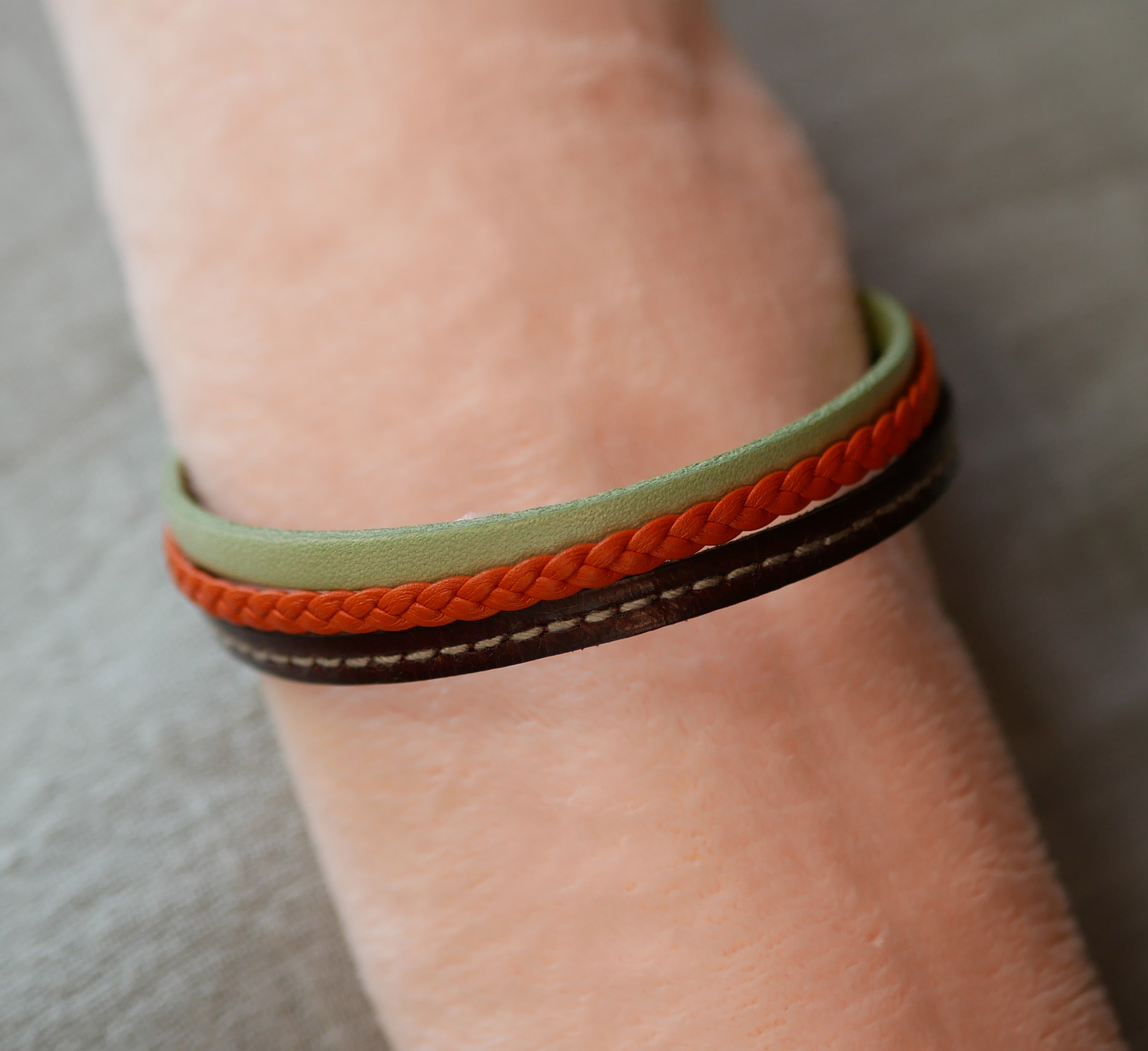 Bracelet manchette multi-cuirs Amande, tressé Orange et surpiqué Bordeaux