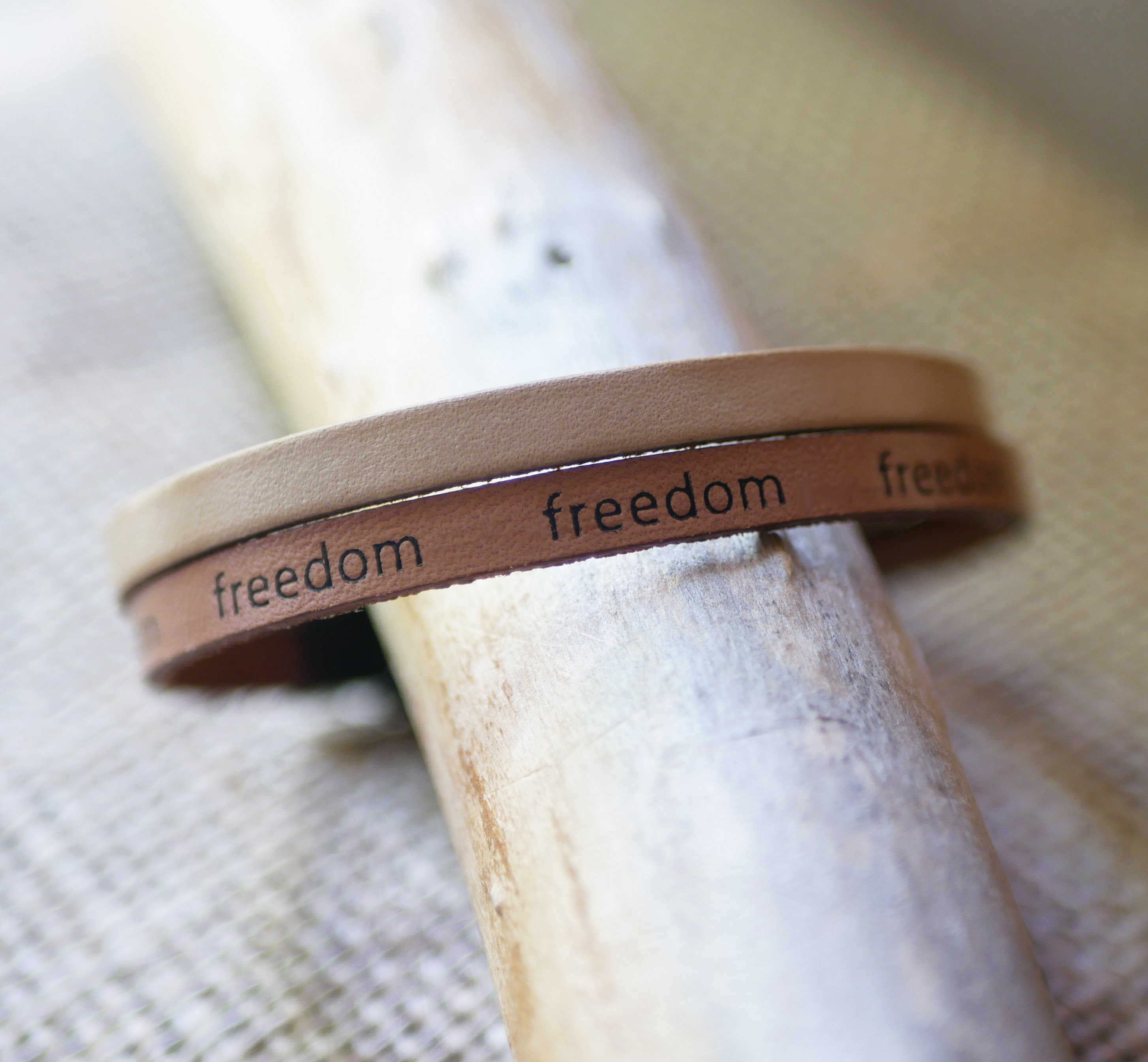 Bracelet mixte deux cuirs naturel beige gravure Freedom à personnaliser