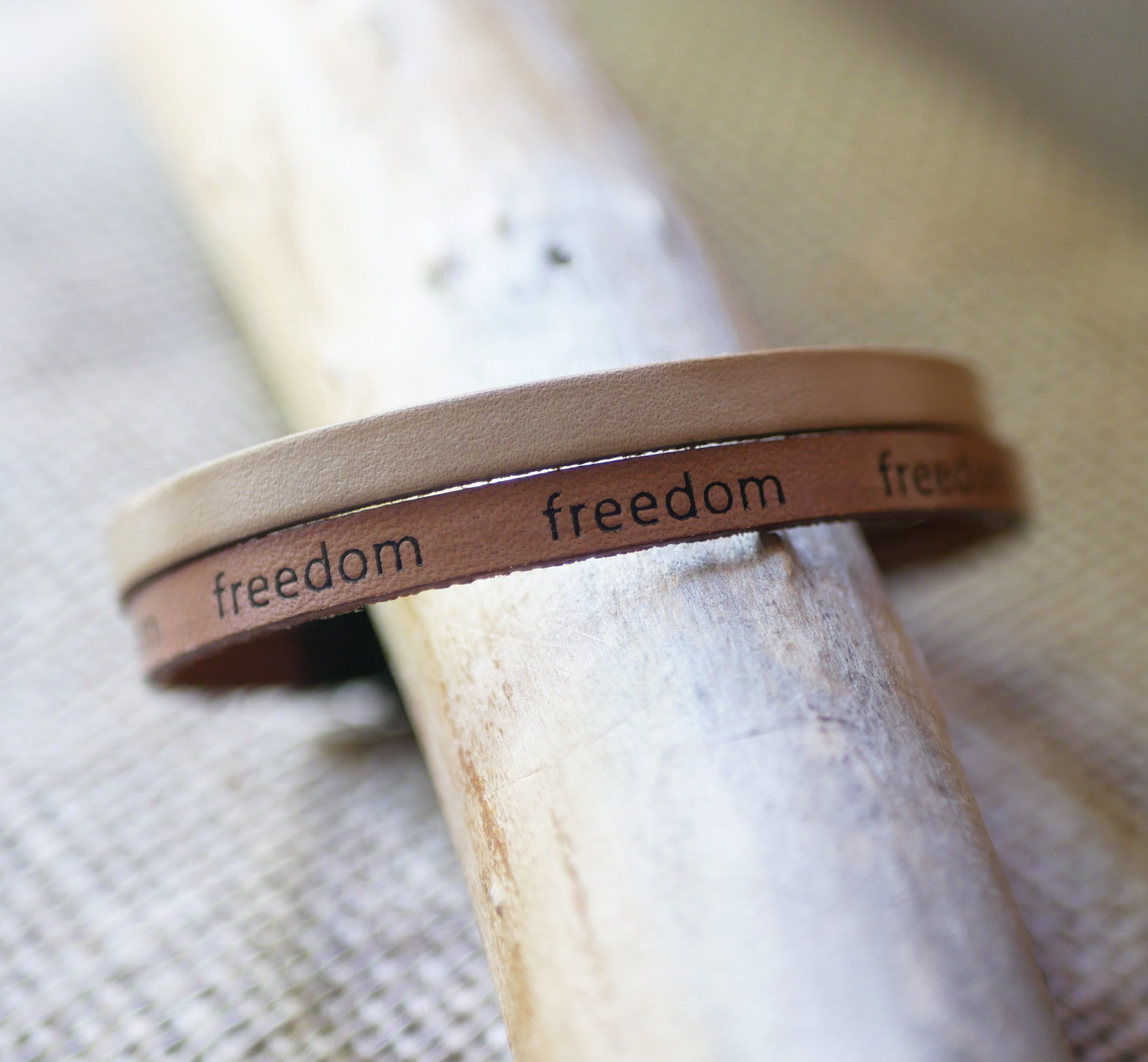 Bracelet mixte deux cuirs naturel beige gravure Freedom à personnaliser