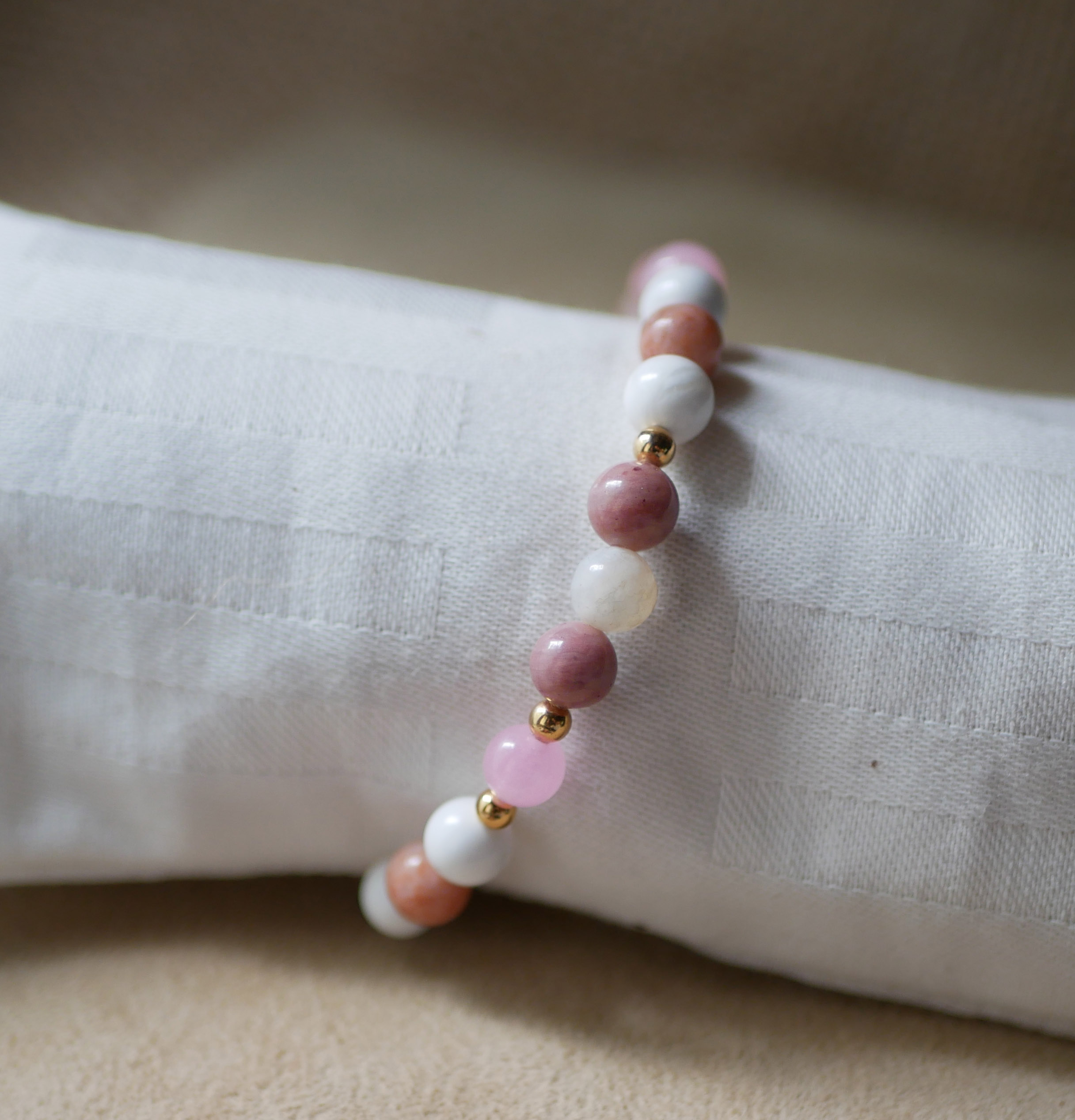 Bracelet en perles pierres naturelles Howlite et Rhodonite et perles dorées