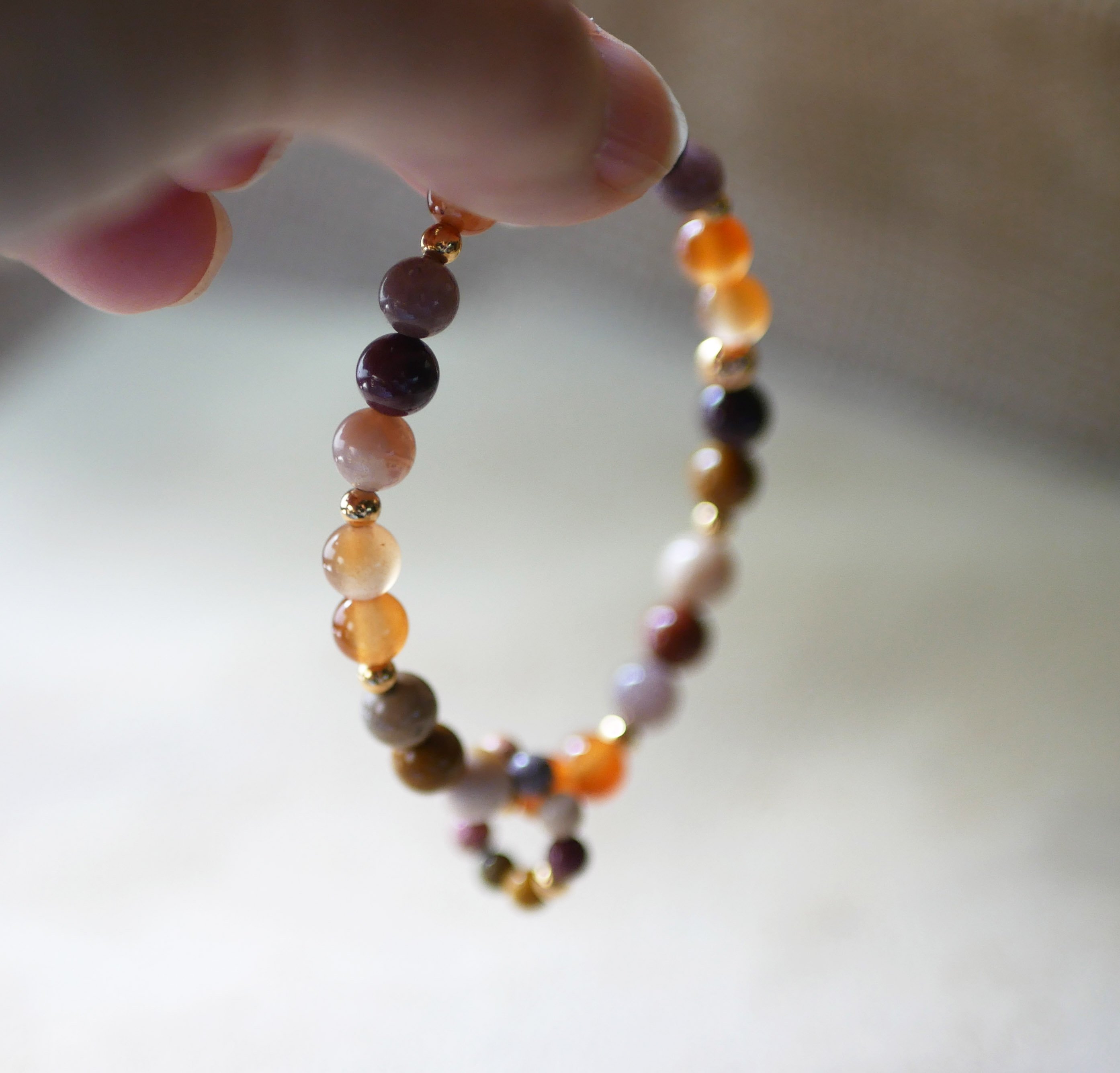 Bracelet en perles pierres naturelles Mokaïte et Cornalite avec anneau de mini perles