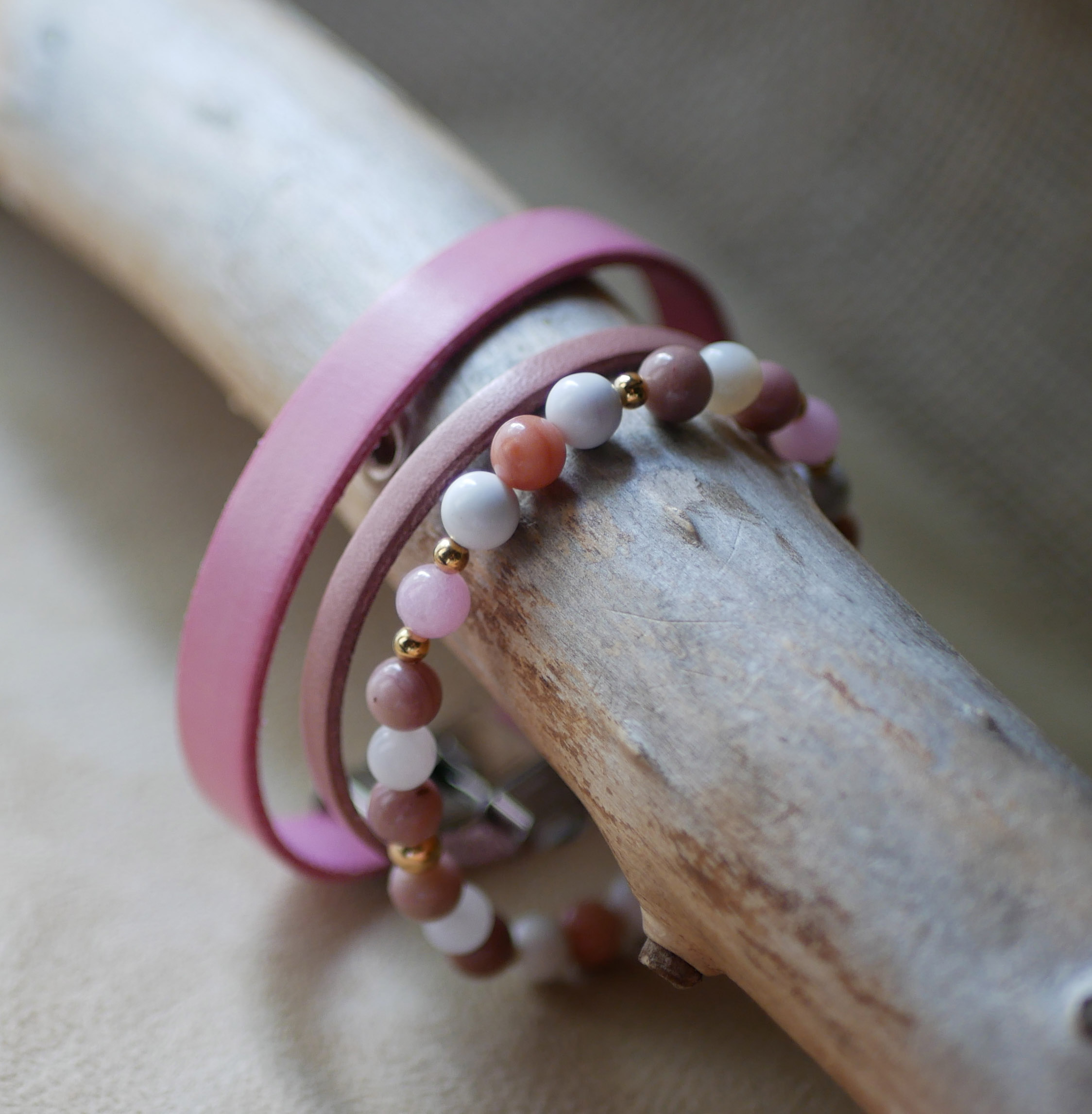 Bracelet en perles pierres naturelles Howlite et Rhodonite et perles dorées