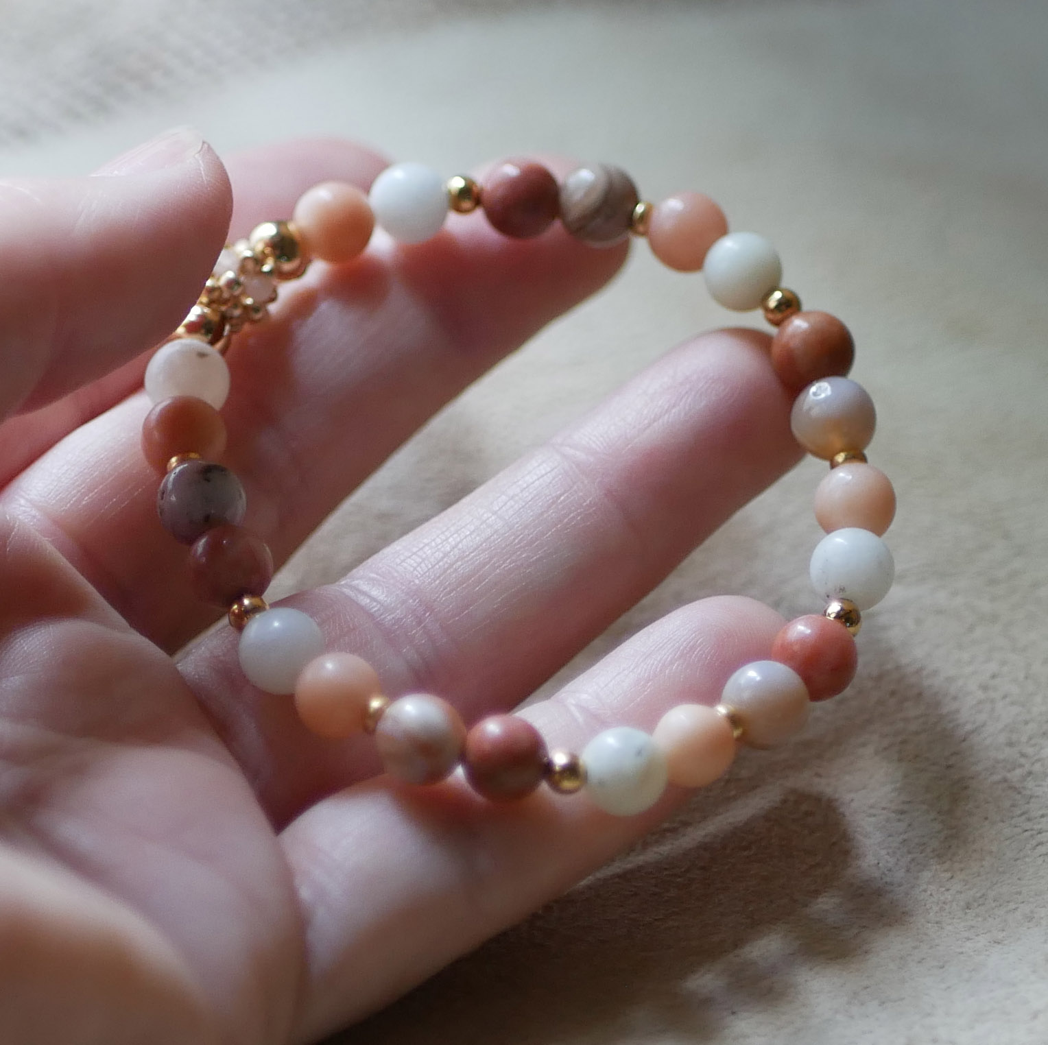 Bracelet en perles pierres naturelles Aventurine rose et blanche et perles dorées