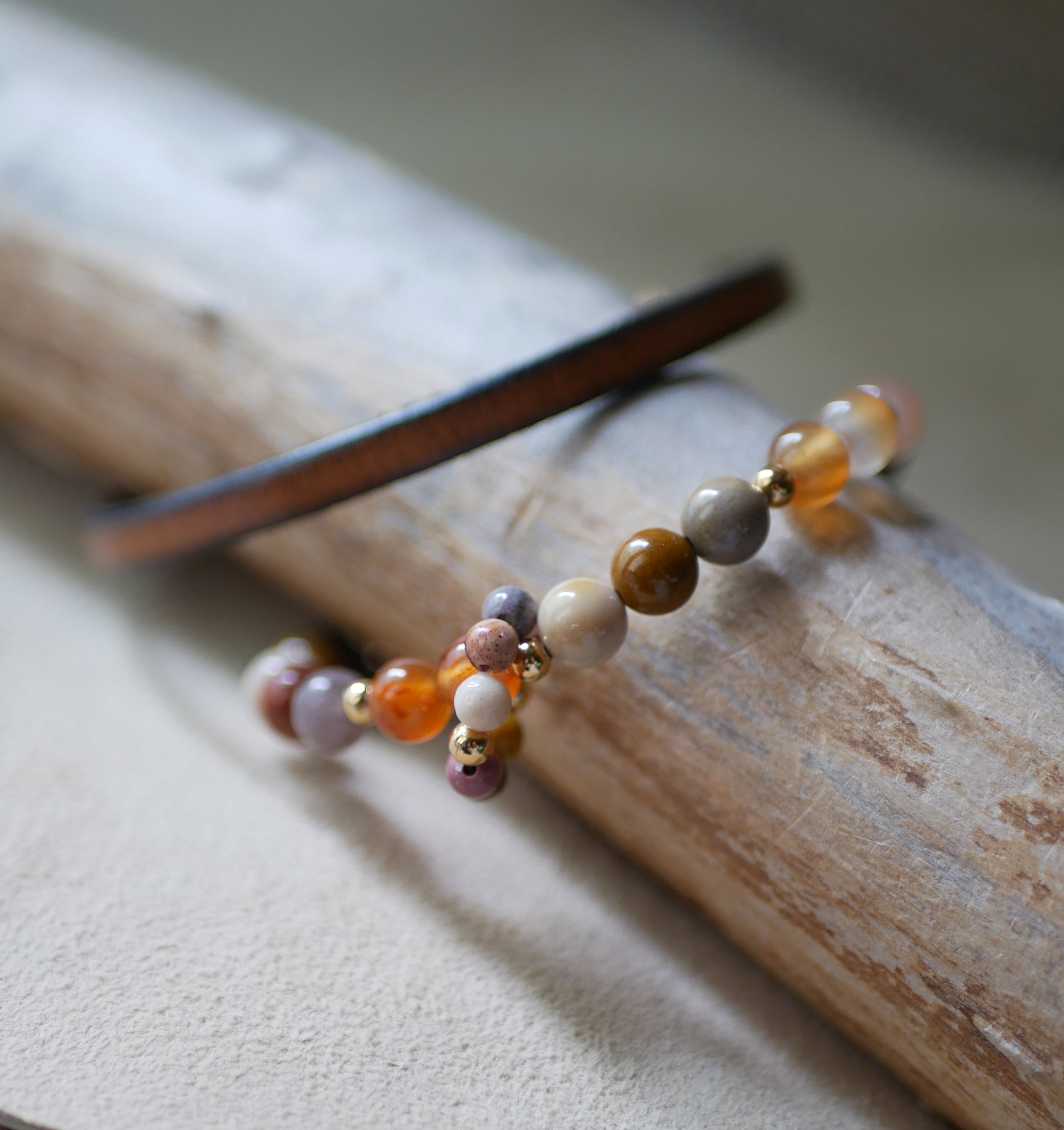 Bracelet en perles pierres naturelles Mokaïte et Cornalite avec anneau de mini perles