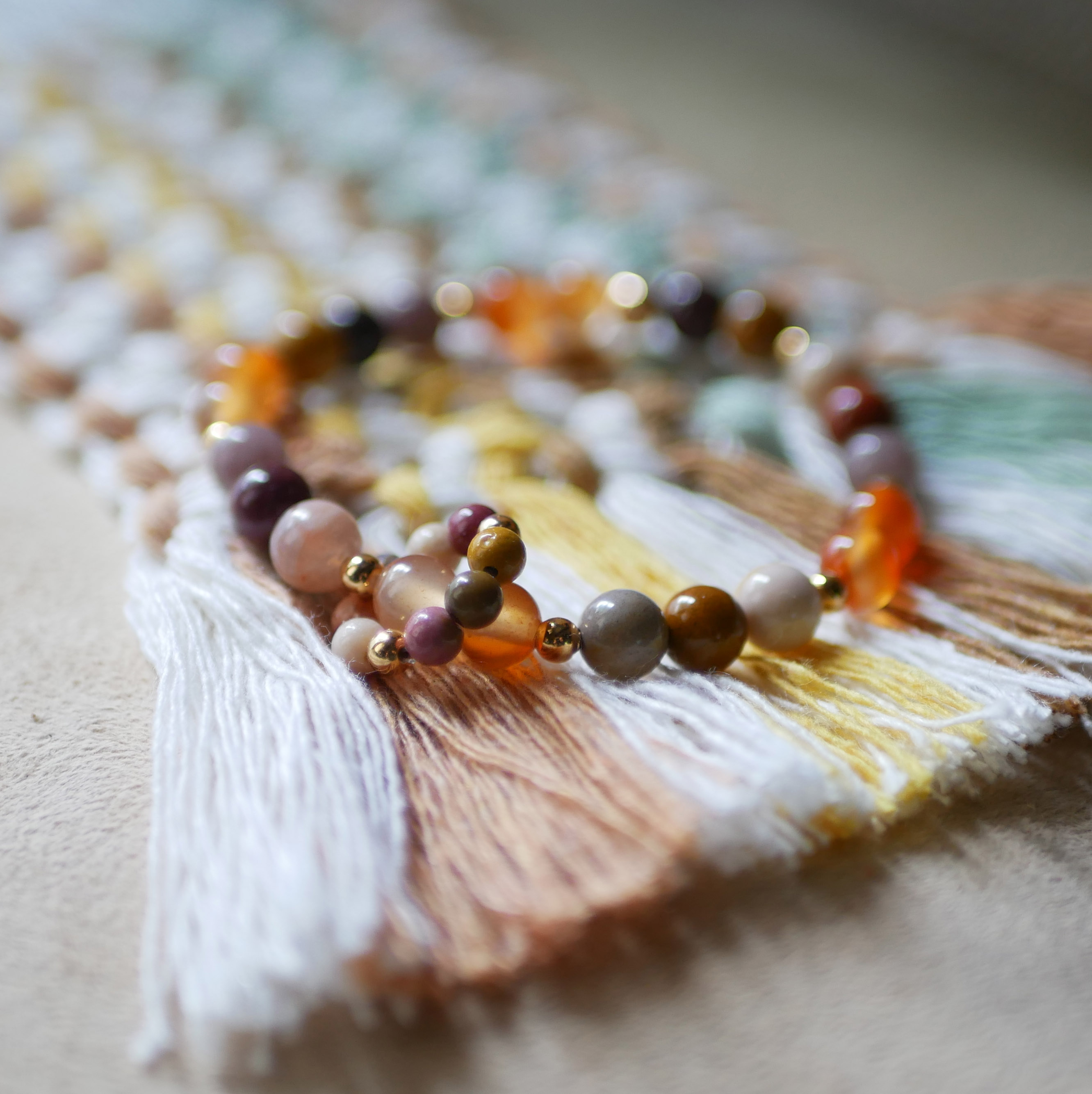 Bracelet en perles pierres naturelles Mokaïte et Cornalite avec anneau de mini perles