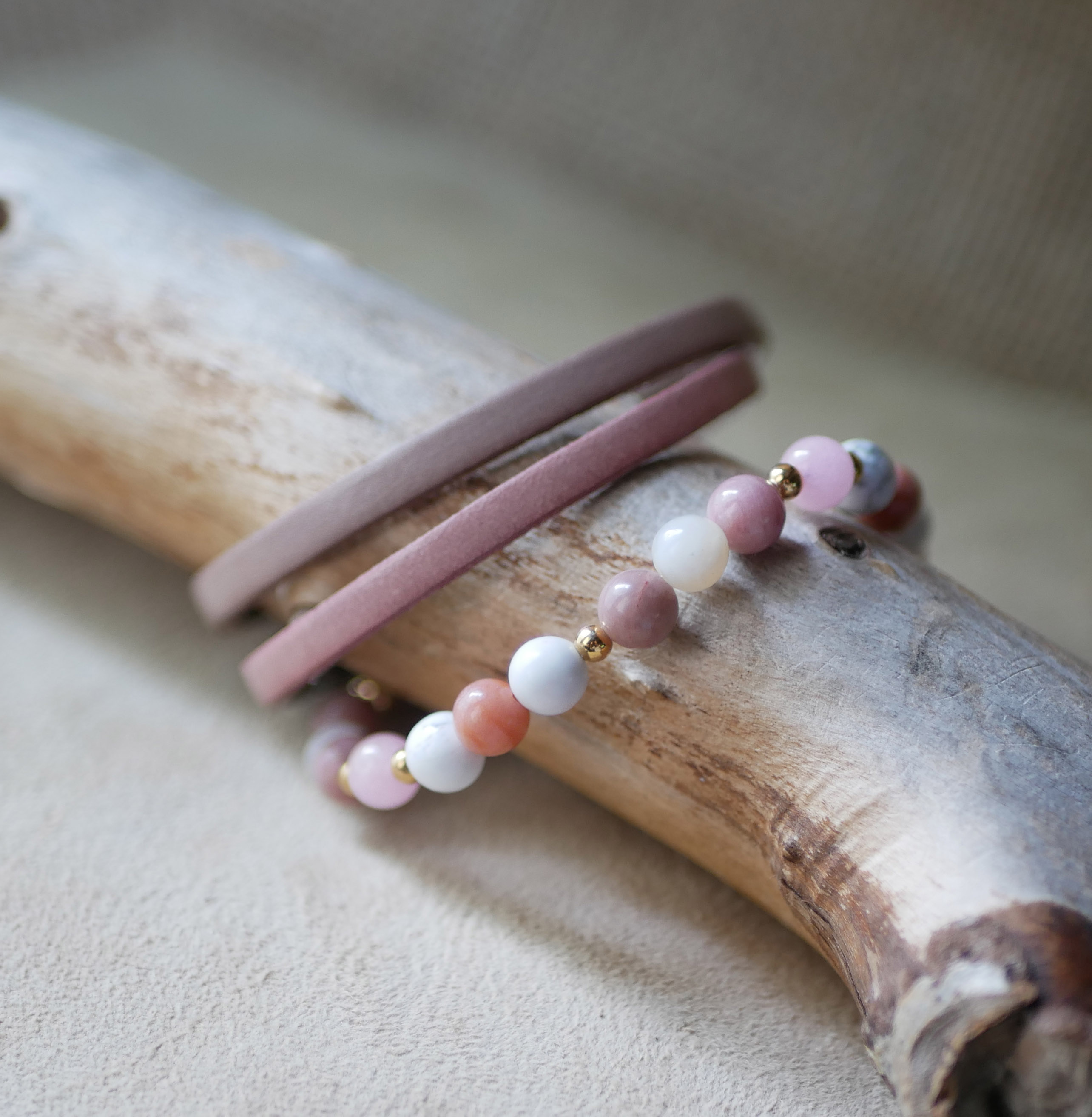 Bracelet en perles pierres naturelles Howlite et Rhodonite et perles dorées