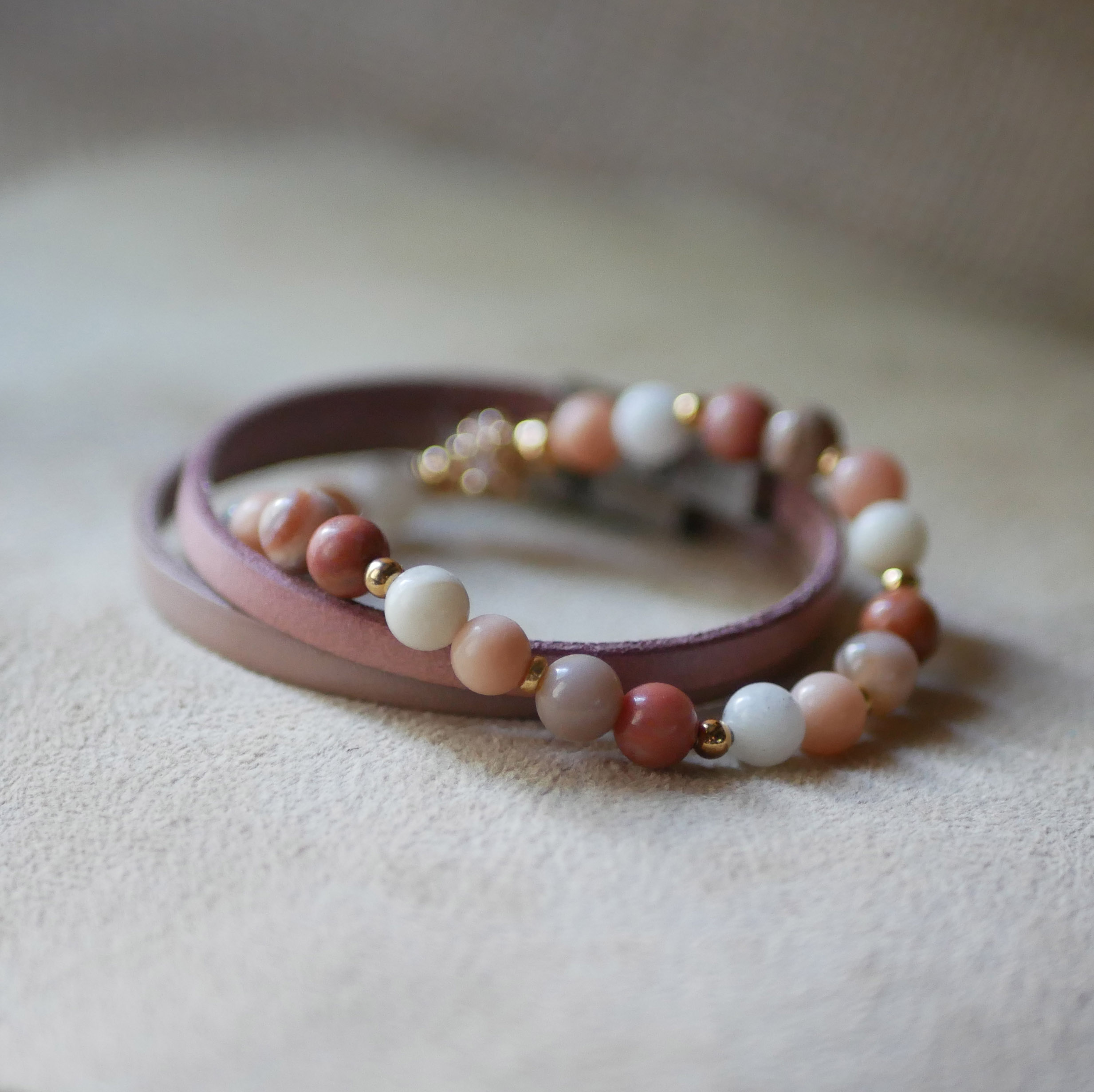 Bracelet en perles pierres naturelles Aventurine rose et blanche et perles dorées