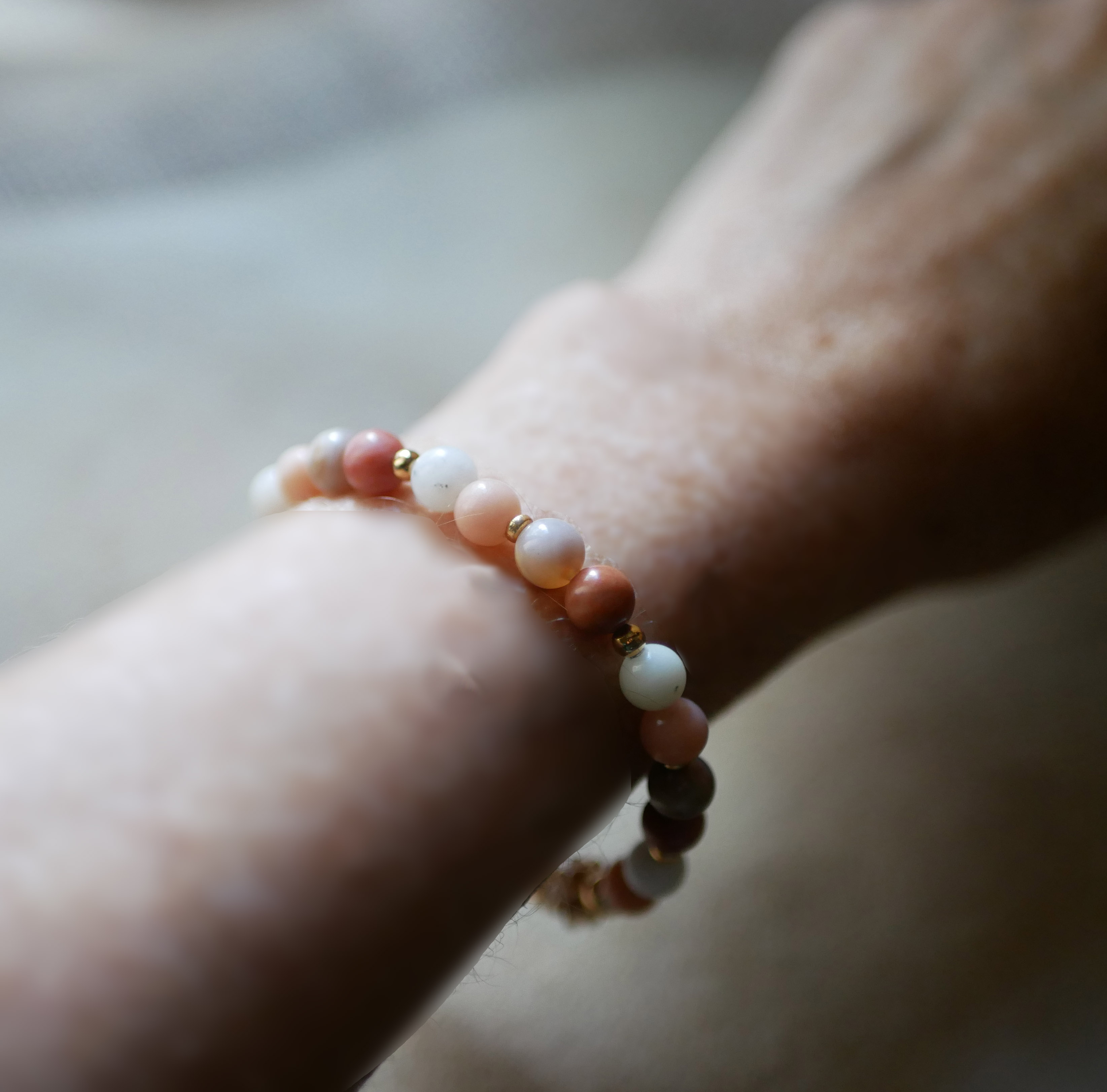 Bracelet en perles pierres naturelles Aventurine rose et blanche et perles dorées