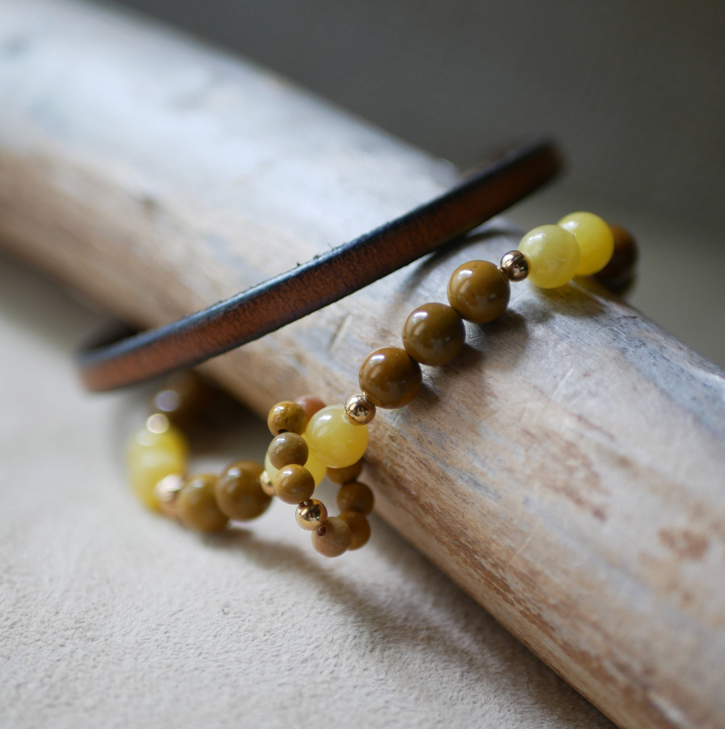 Bracelet en perles pierres naturelles jade jaune et mokaïte avec anneau de mini perles