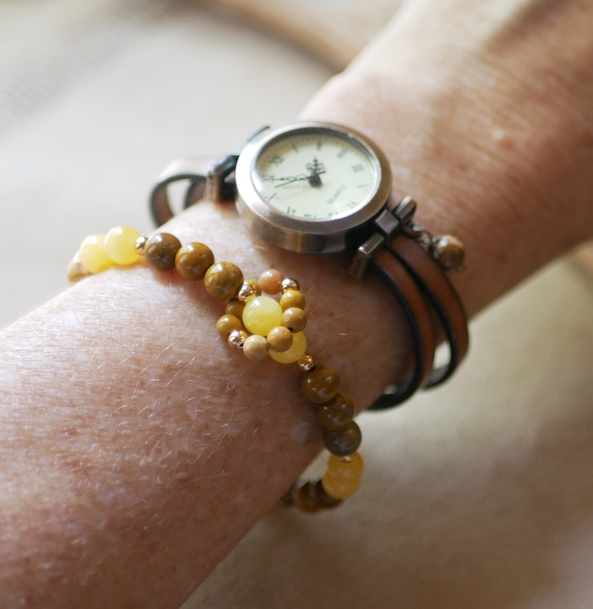 Bracelet en perles pierres naturelles jade jaune et mokaïte avec anneau de mini perles