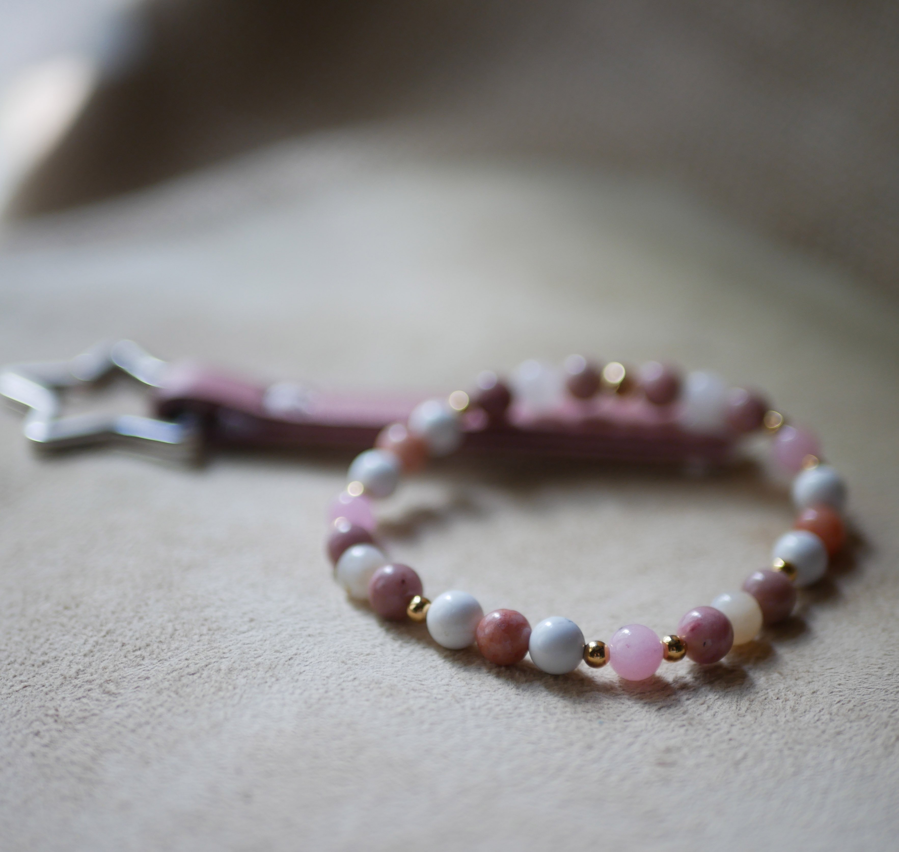 Bracelet en perles pierres naturelles Howlite et Rhodonite et perles dorées