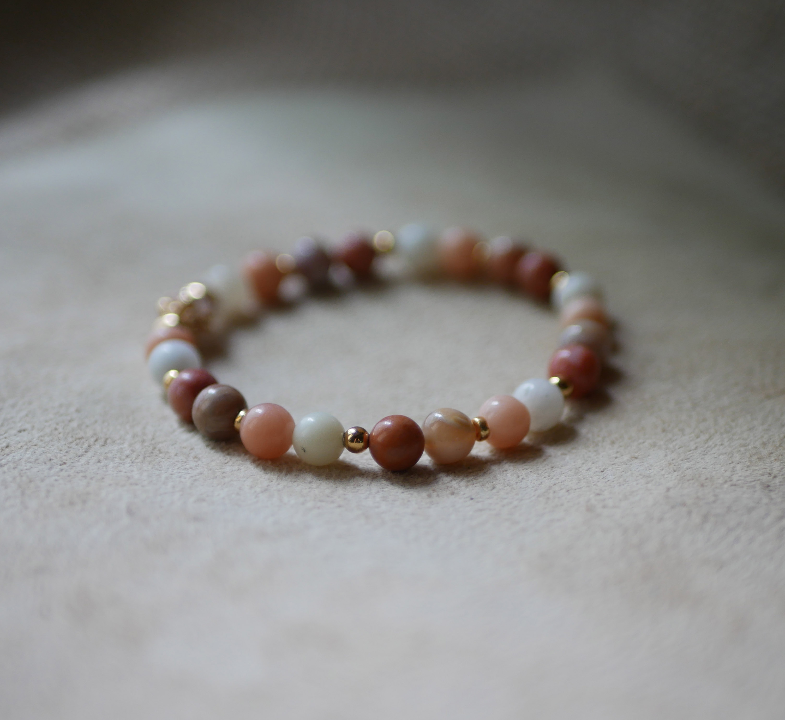 Bracelet en perles pierres naturelles Aventurine rose et blanche et perles dorées