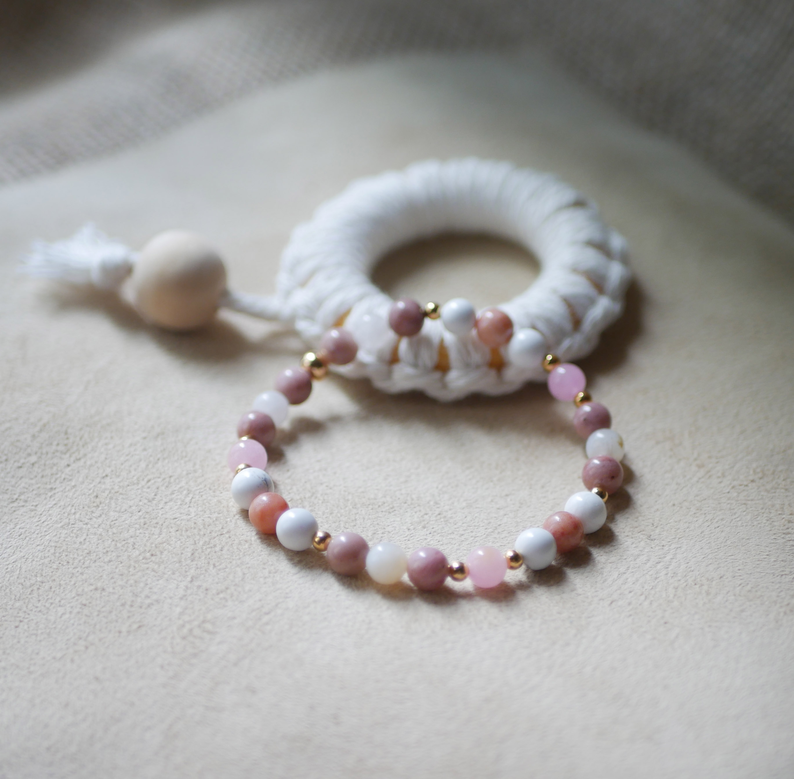 Bracelet en perles pierres naturelles Howlite et Rhodonite et perles dorées