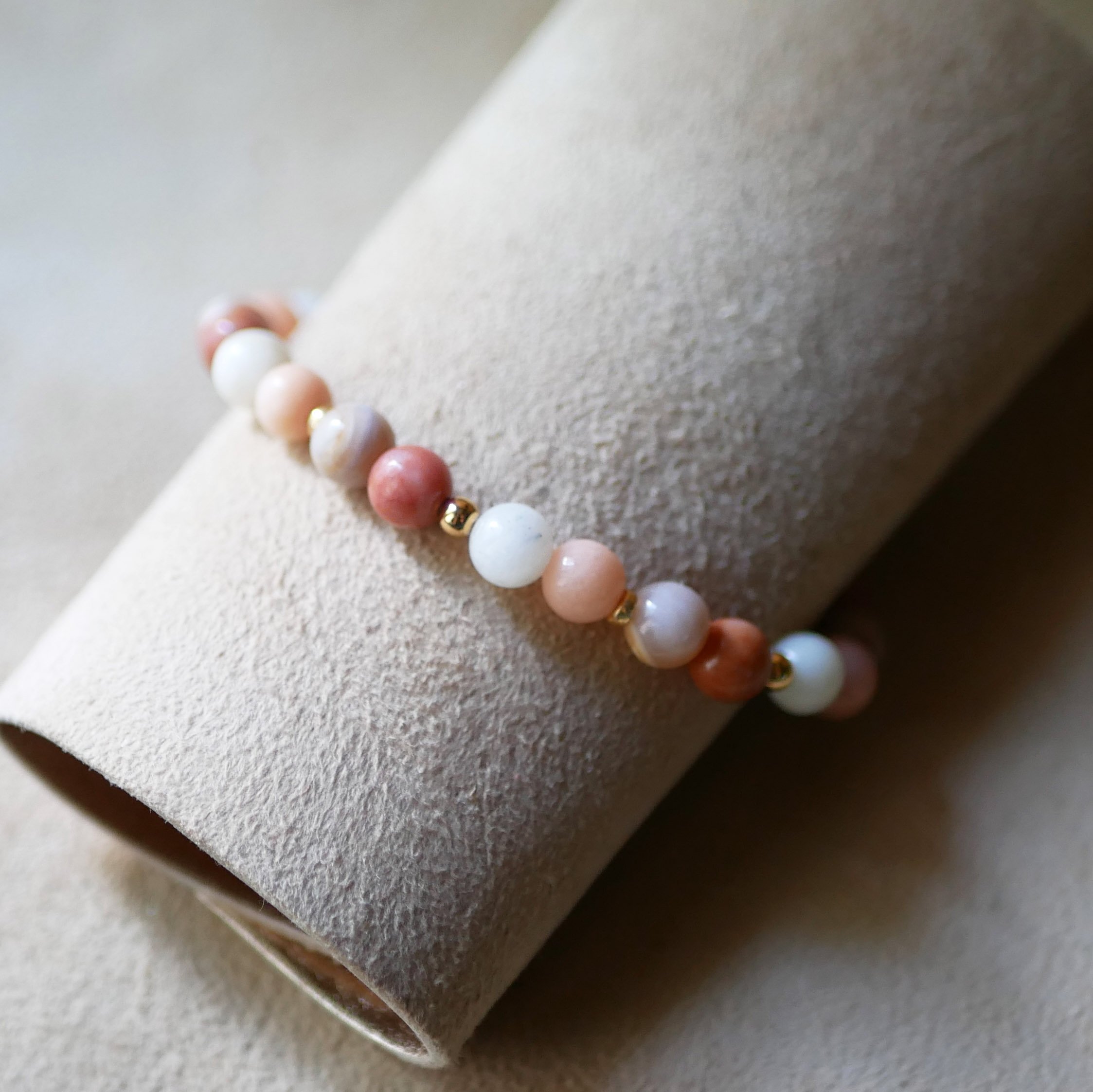 Bracelet en perles pierres naturelles Aventurine rose et blanche et perles dorées