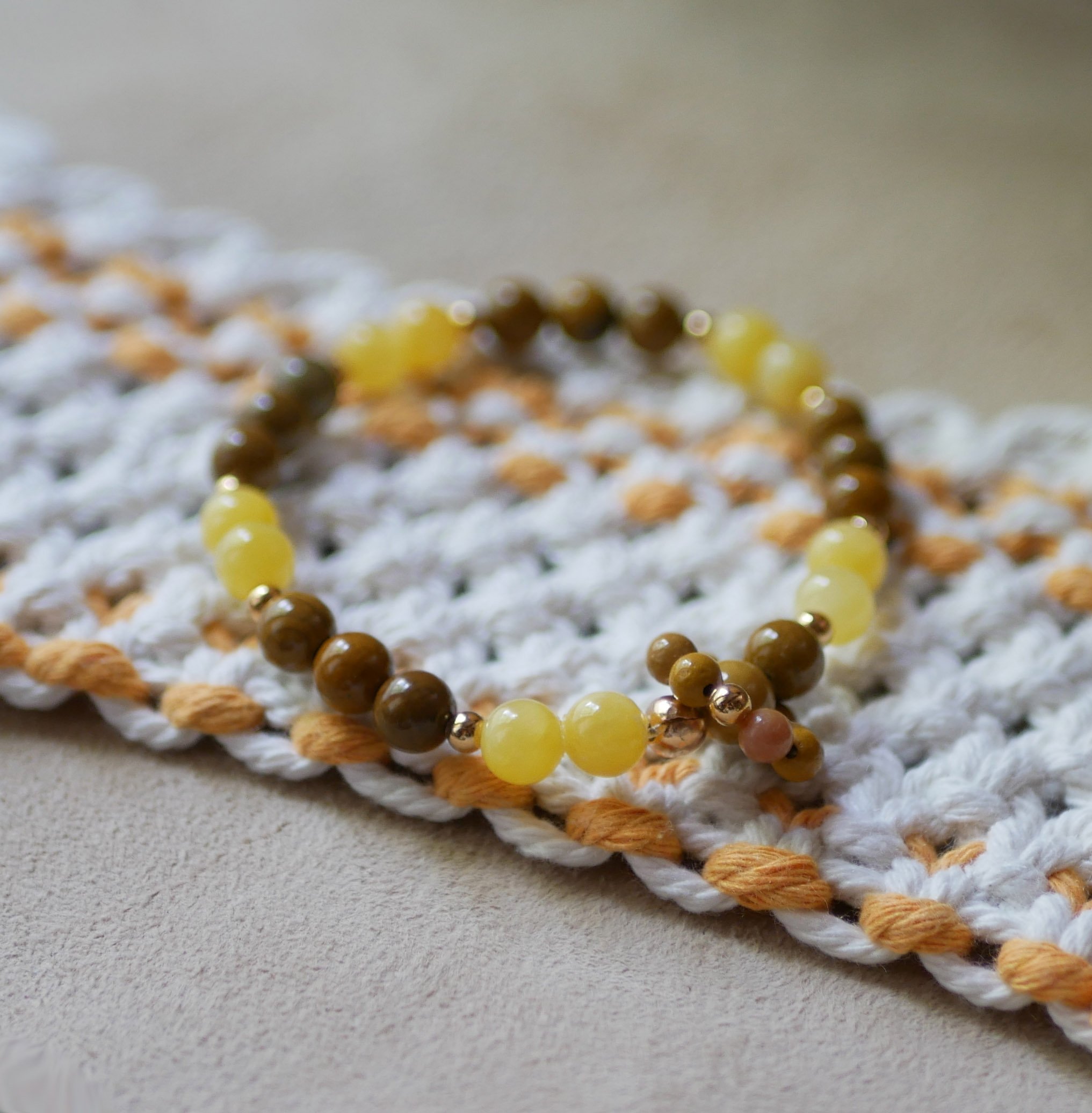 Bracelet en perles pierres naturelles jade jaune et mokaïte avec anneau de mini perles