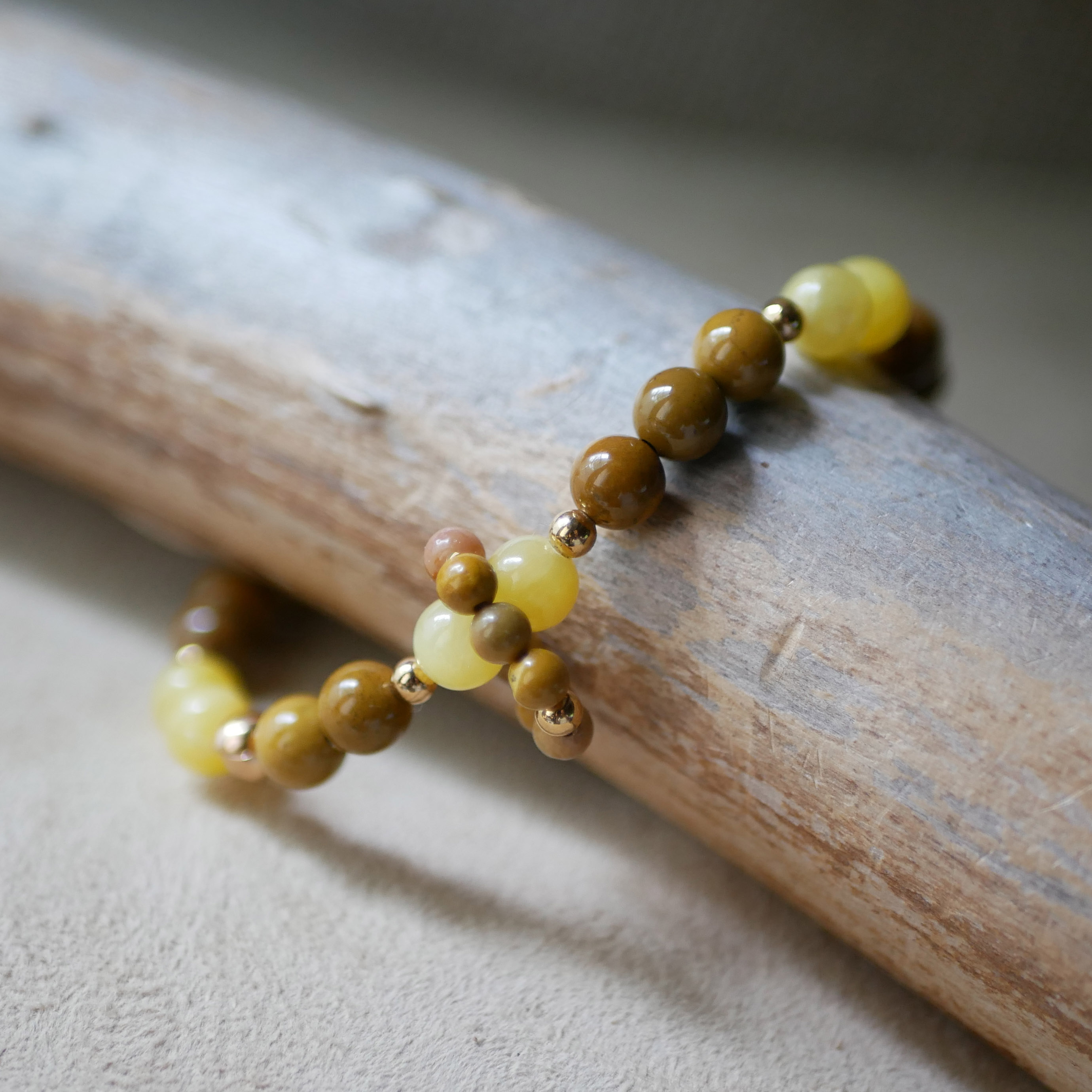 Bracelet en perles pierres naturelles jade jaune et mokaïte avec anneau de mini perles