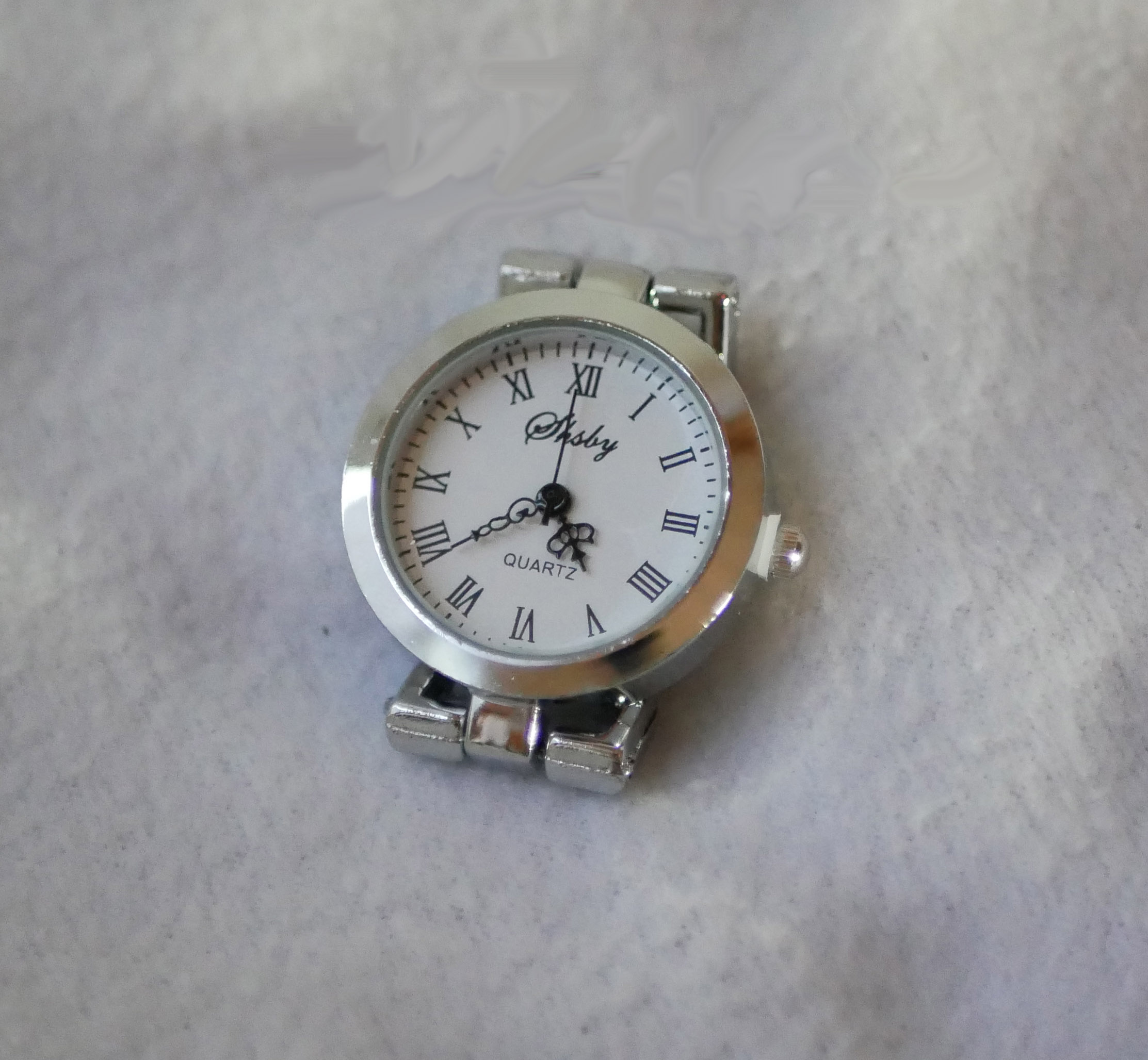 Cadran montre argenté fond blanc chiffres romains