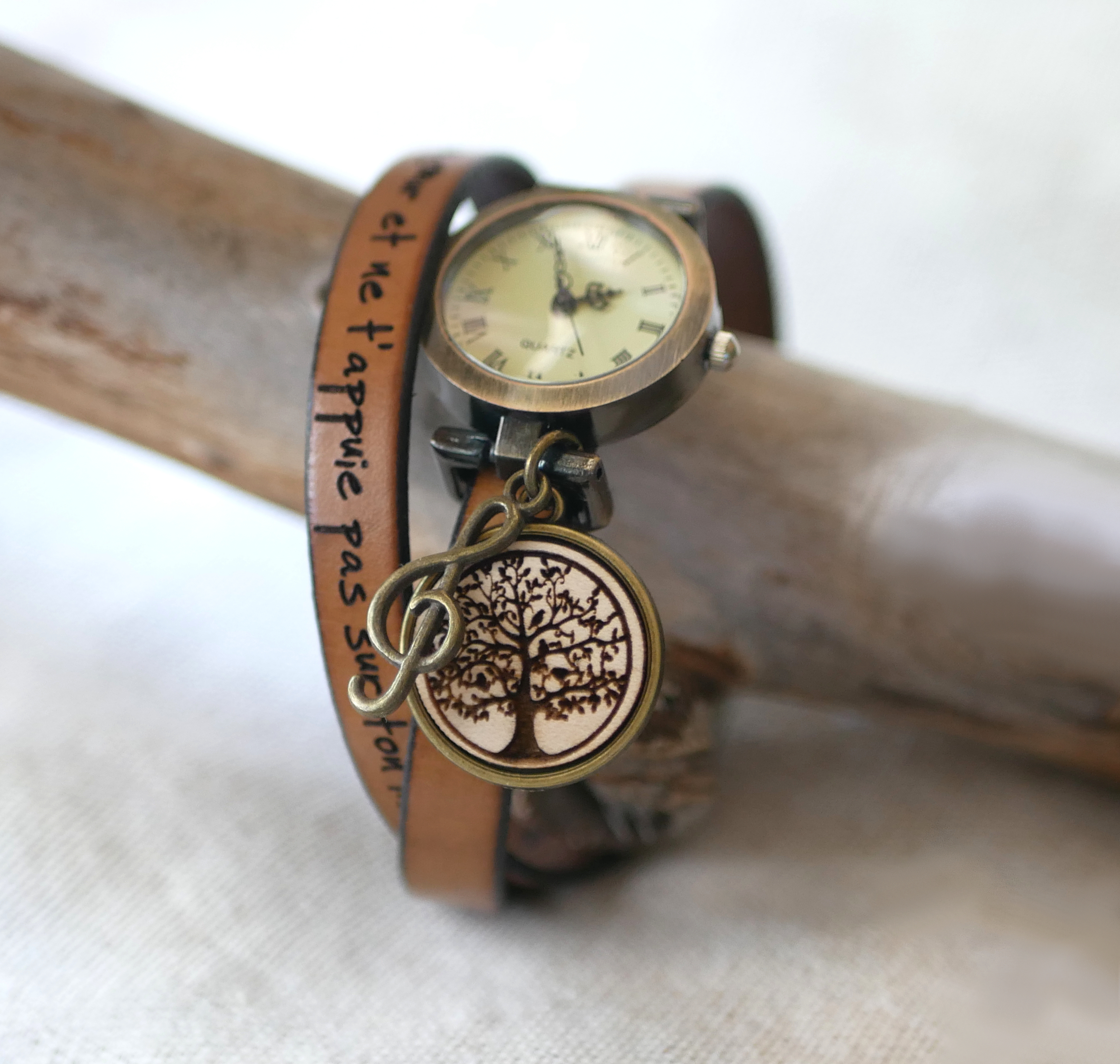 Montre cabochon en bois gravé au double bracelet cuir cadran bronze