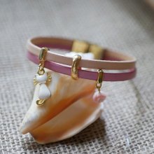 Bracelet duo cuir aux breloques dorées chat et rose 