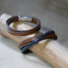 Bracelet manchette aux cuirs croisés bicolore avec message gravé pour homme